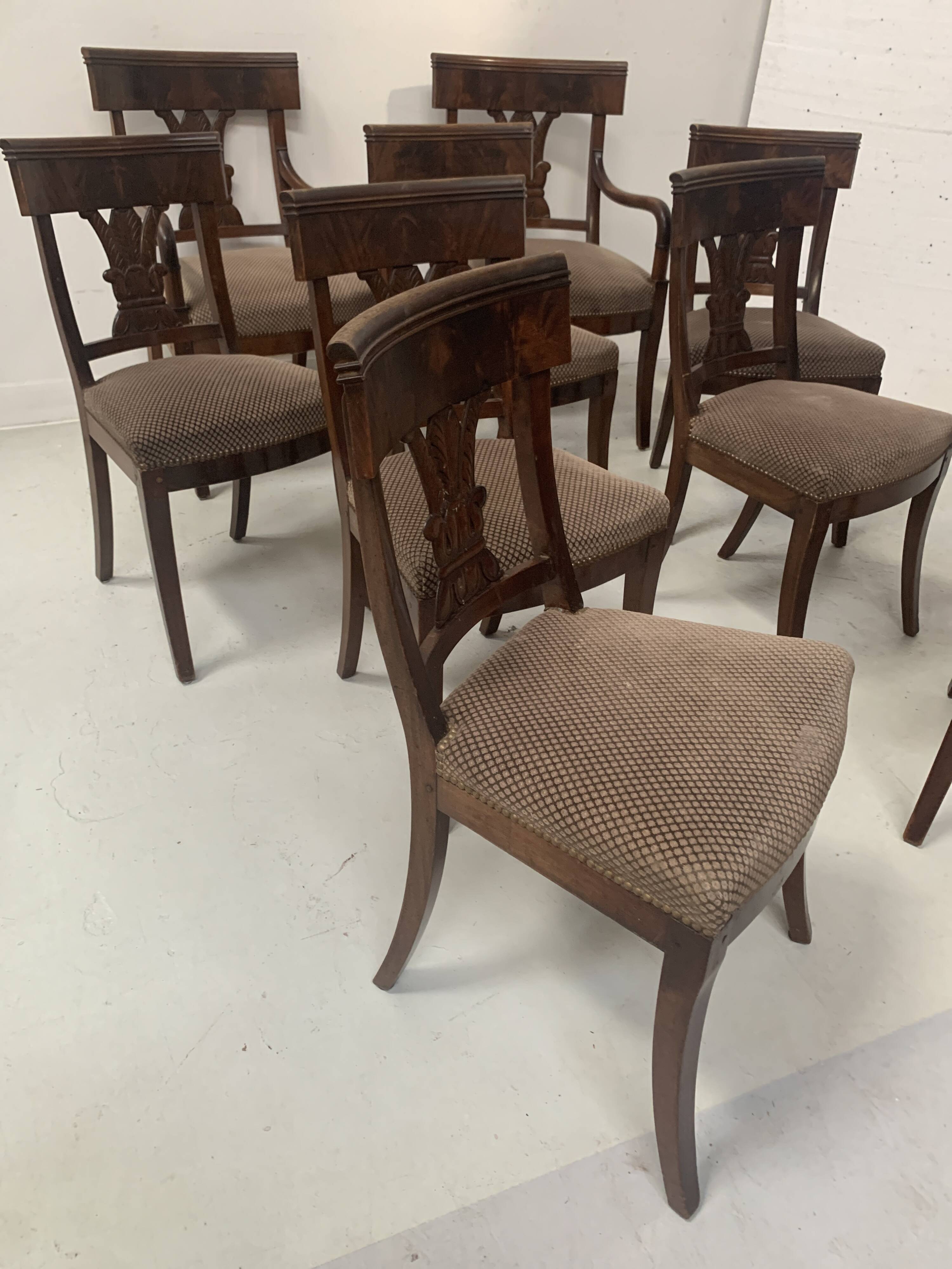 Suite de sept chaises en acajou massif XIX siècle