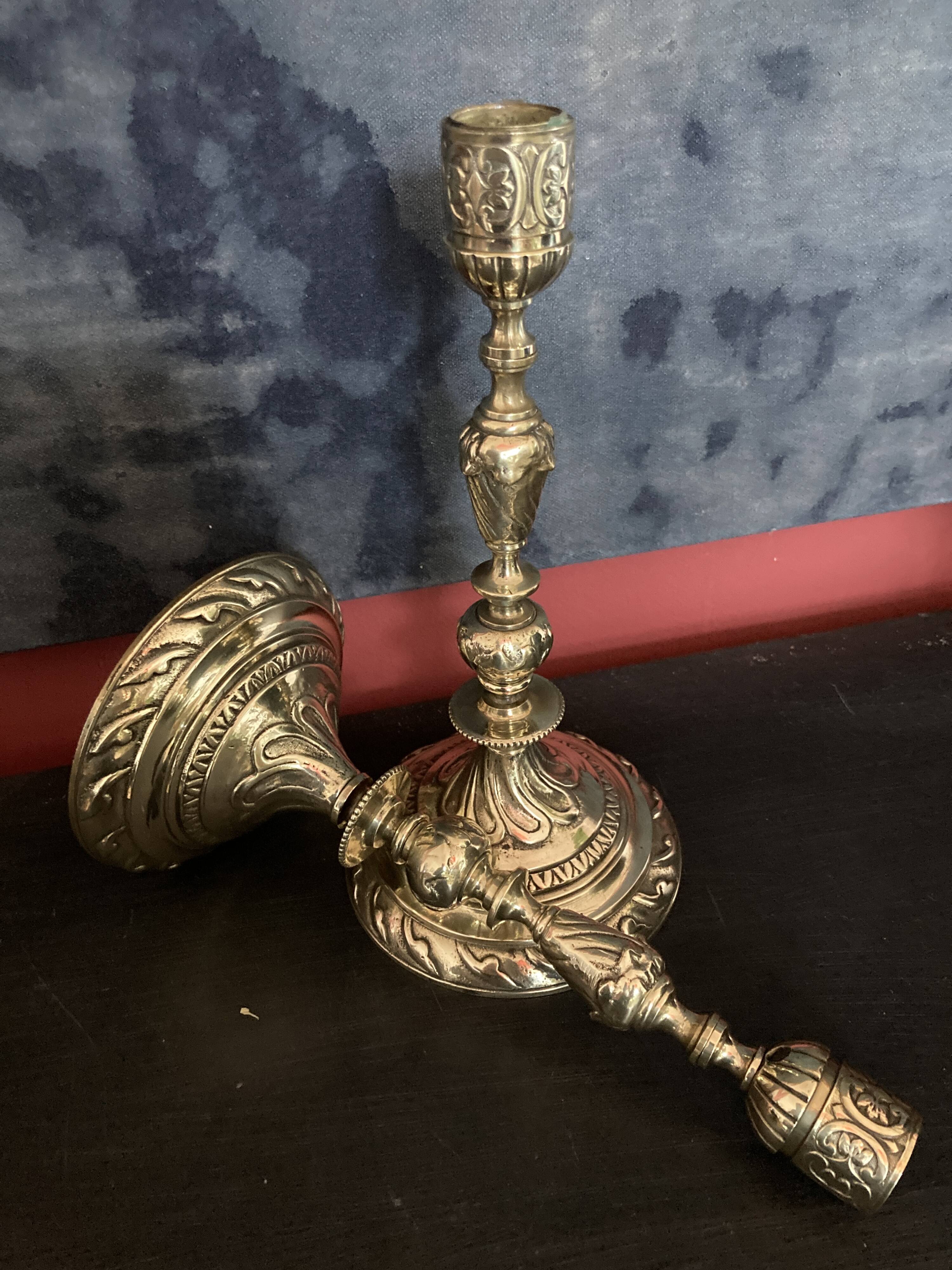 Paire de bougeoirs ou flambeaux - bronze doré.