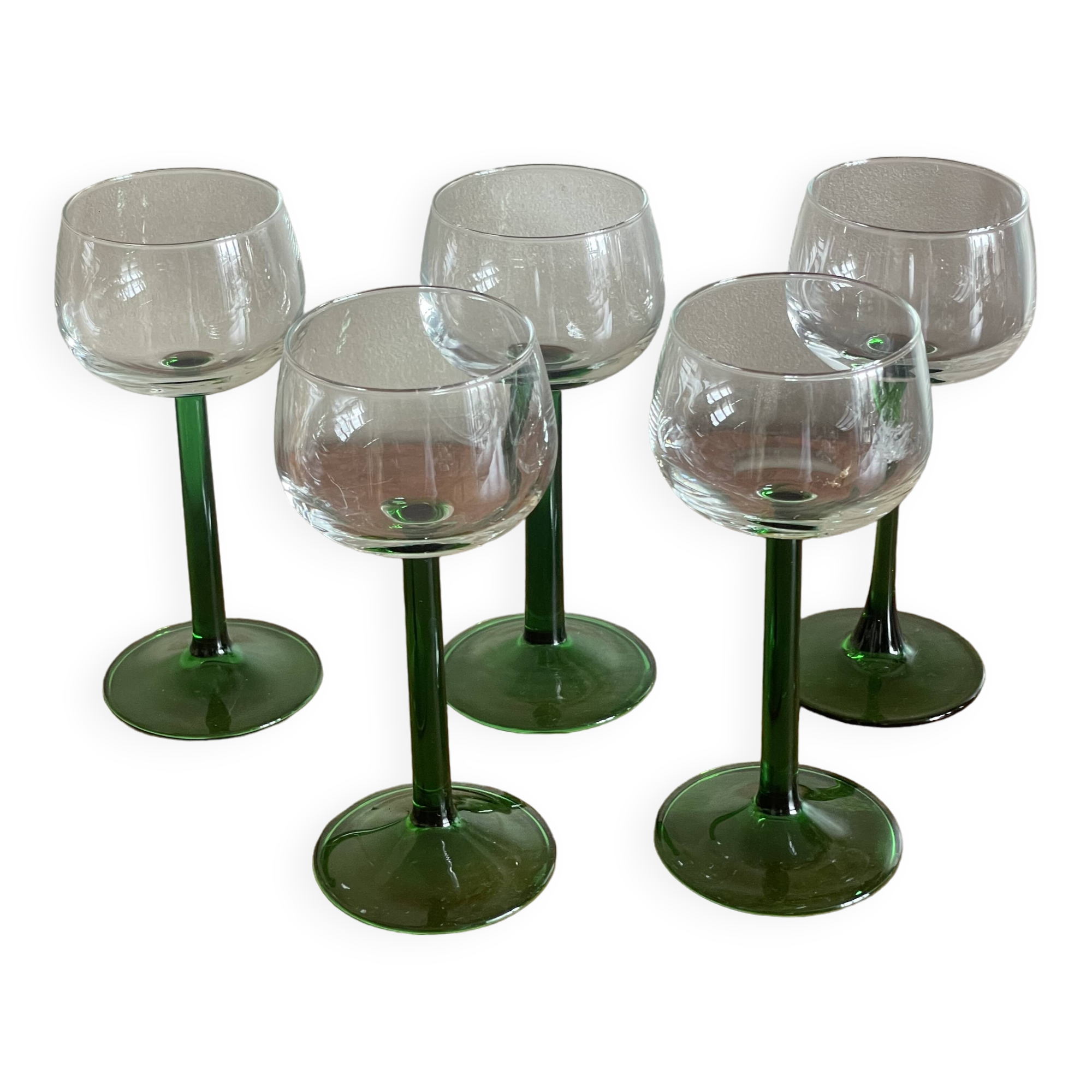 5 white wine glasses