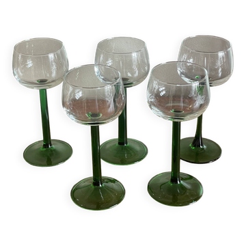 5 white wine glasses