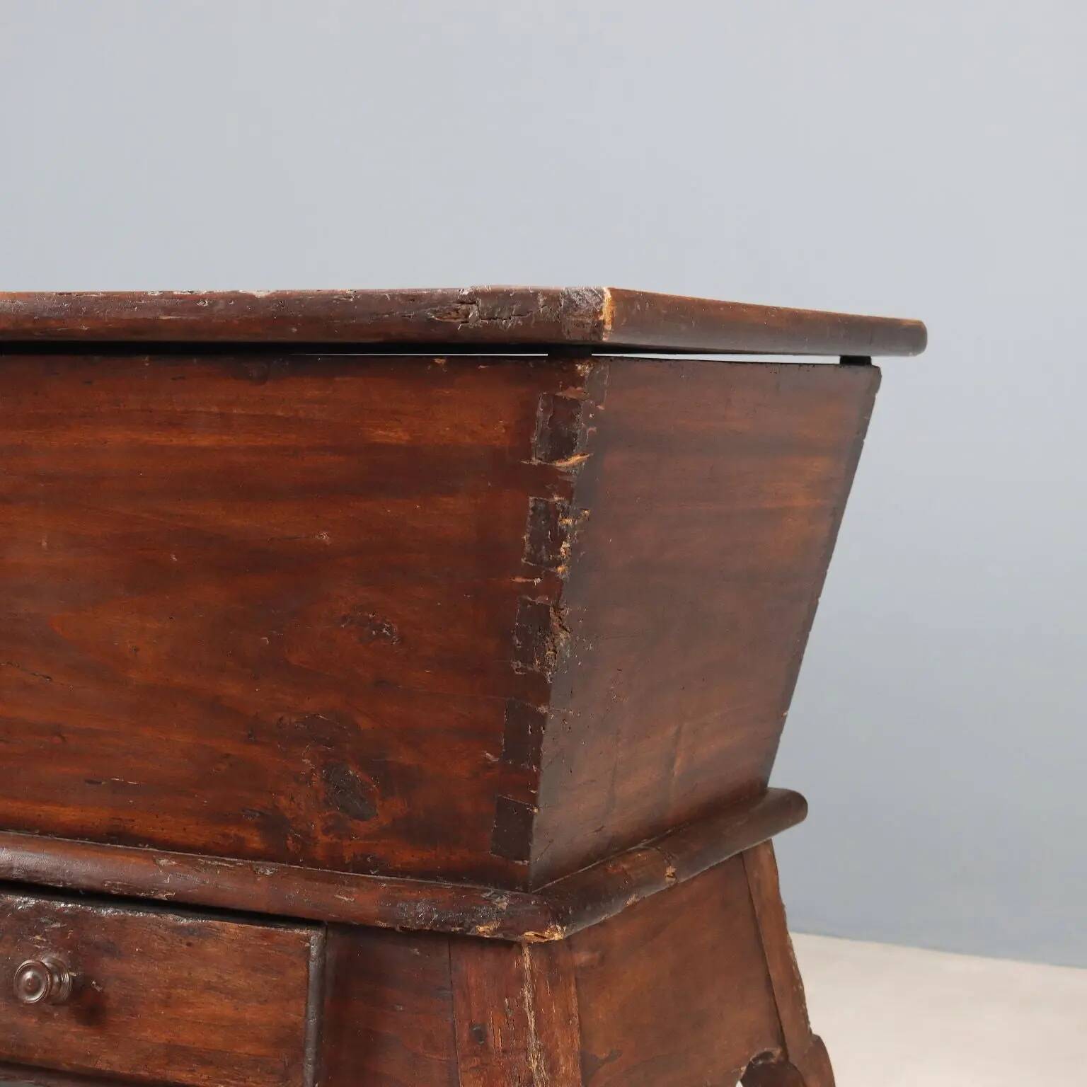 Coffre ancien en peuplier teinté noyer avec tiroirs, XIXe siècle