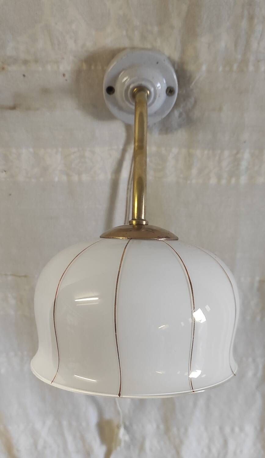 Vintage wall light in brass, porcelain and opaline - mid 20th century.