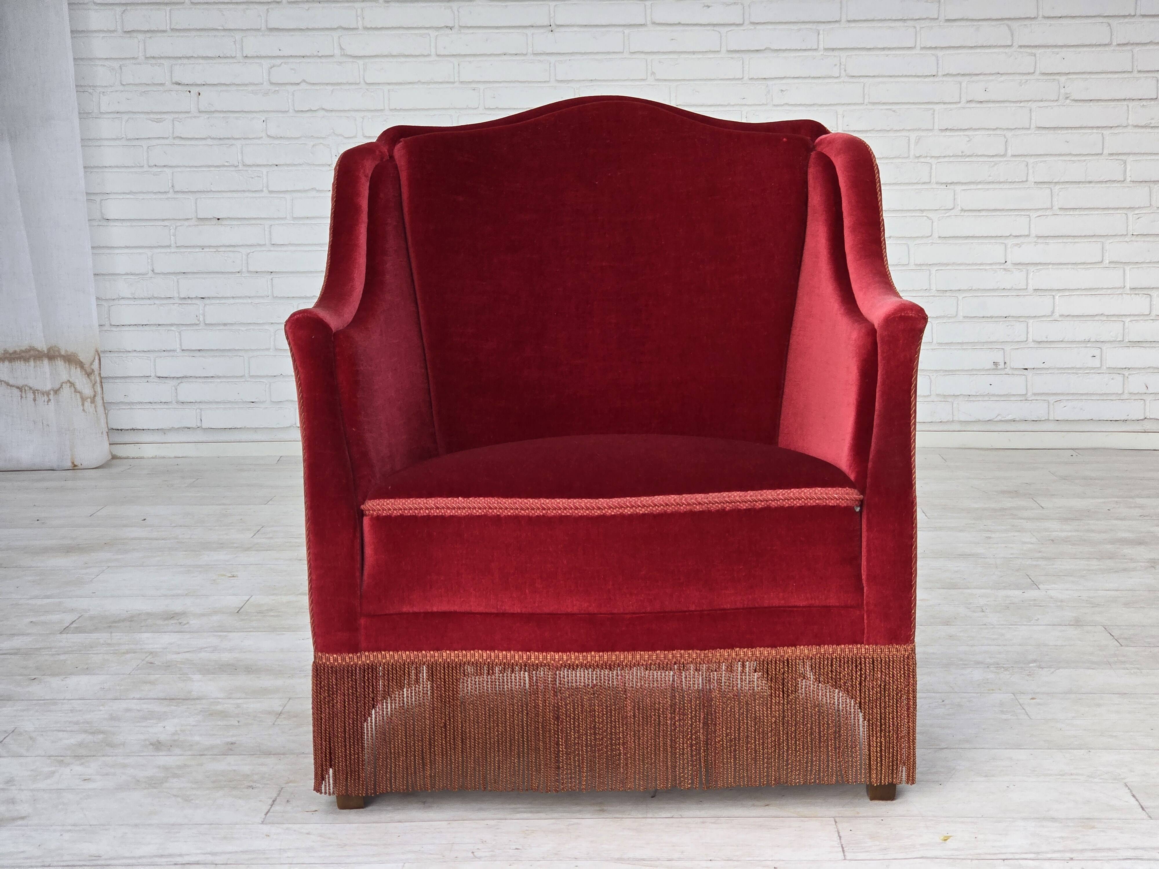 Fauteuil danois des années 1970, velours de mobilier, pieds en bois d'orme.