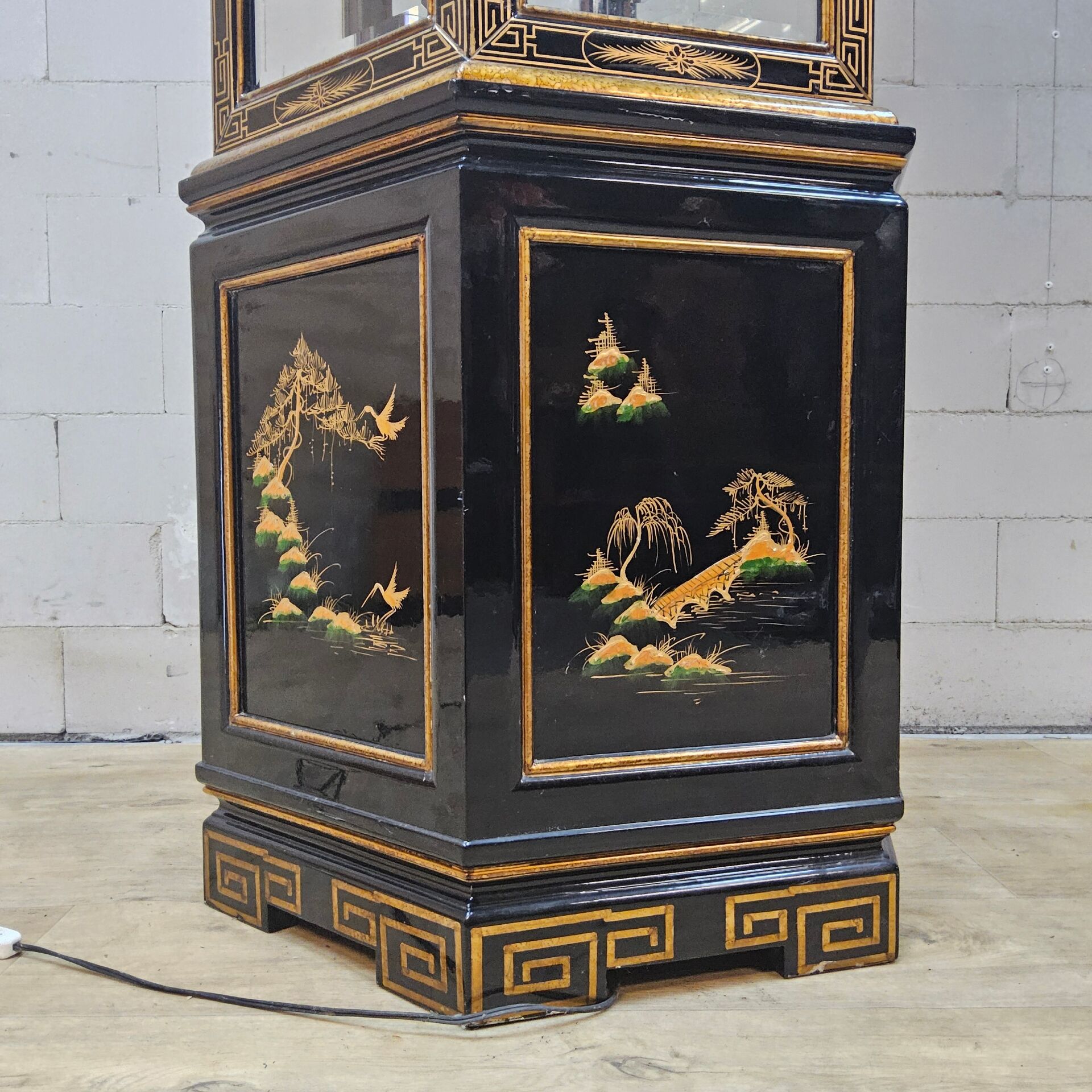 Vitrine chinoise avec toit en pagode et éclairage (asiatique)