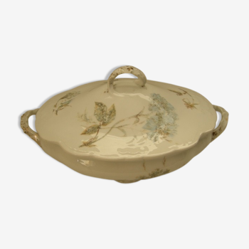 Porcelain serving dish with lid