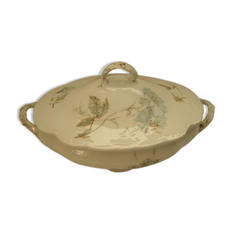 Porcelain serving dish with lid