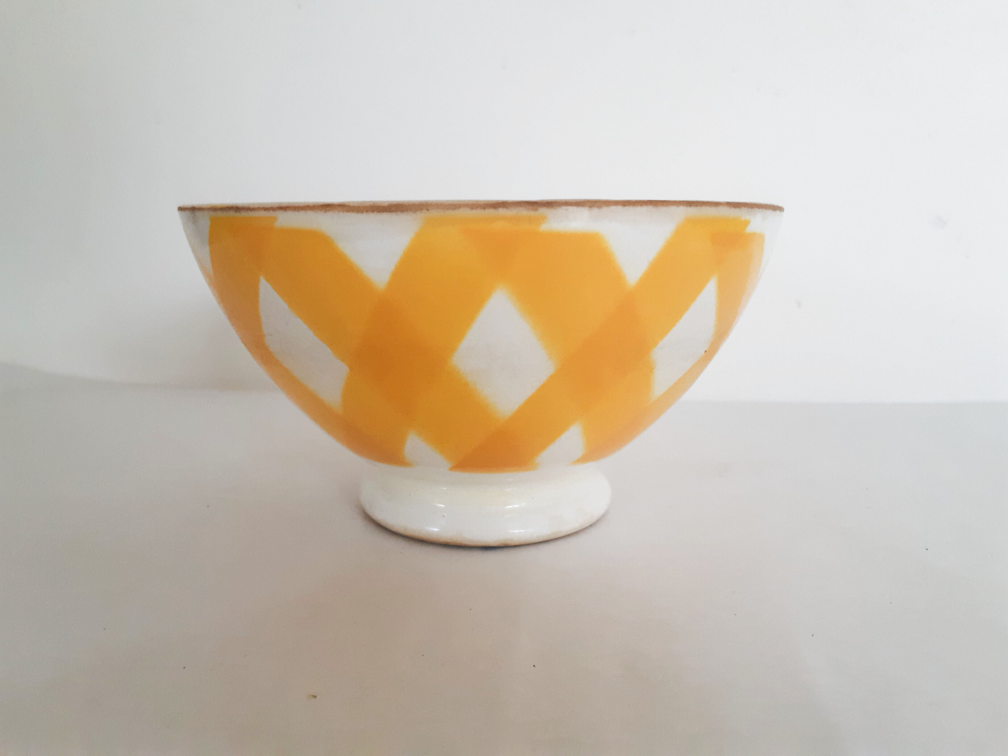 Yellow Scottish Sarreguemines earthenware piedouche bowl, Digouin