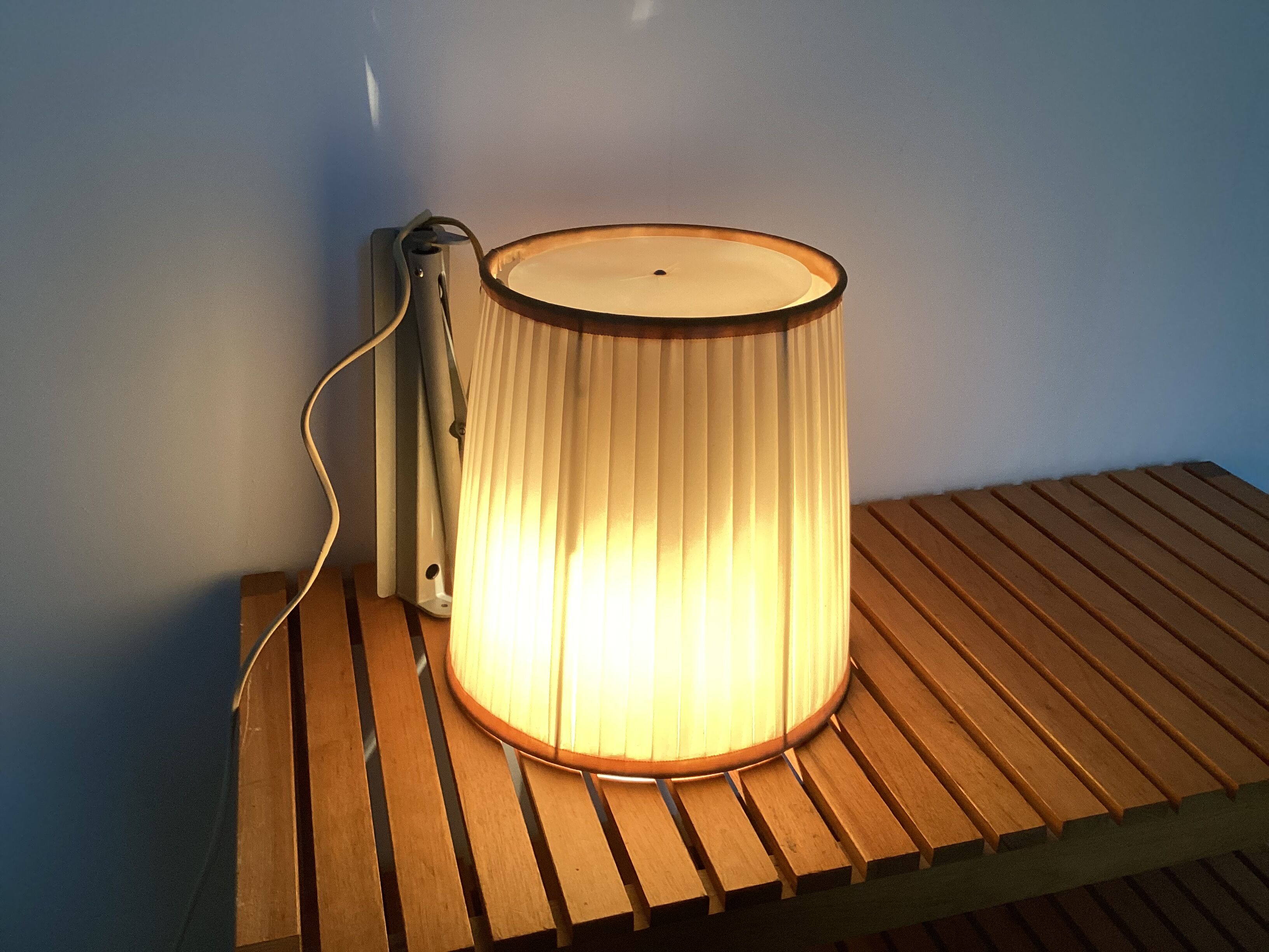 Articulated wall light