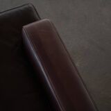 Pair of modern Danish lounge chairs in dark brown leather and rosewood, 1960s.