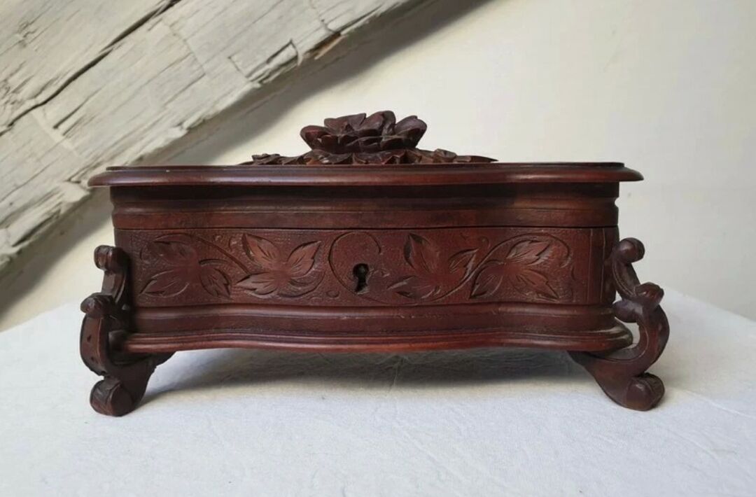 Ancienne boîte à bijoux en bois de la forêt noire
