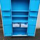 Ancienne armoire en métal industriel de couleur blanc et bleu