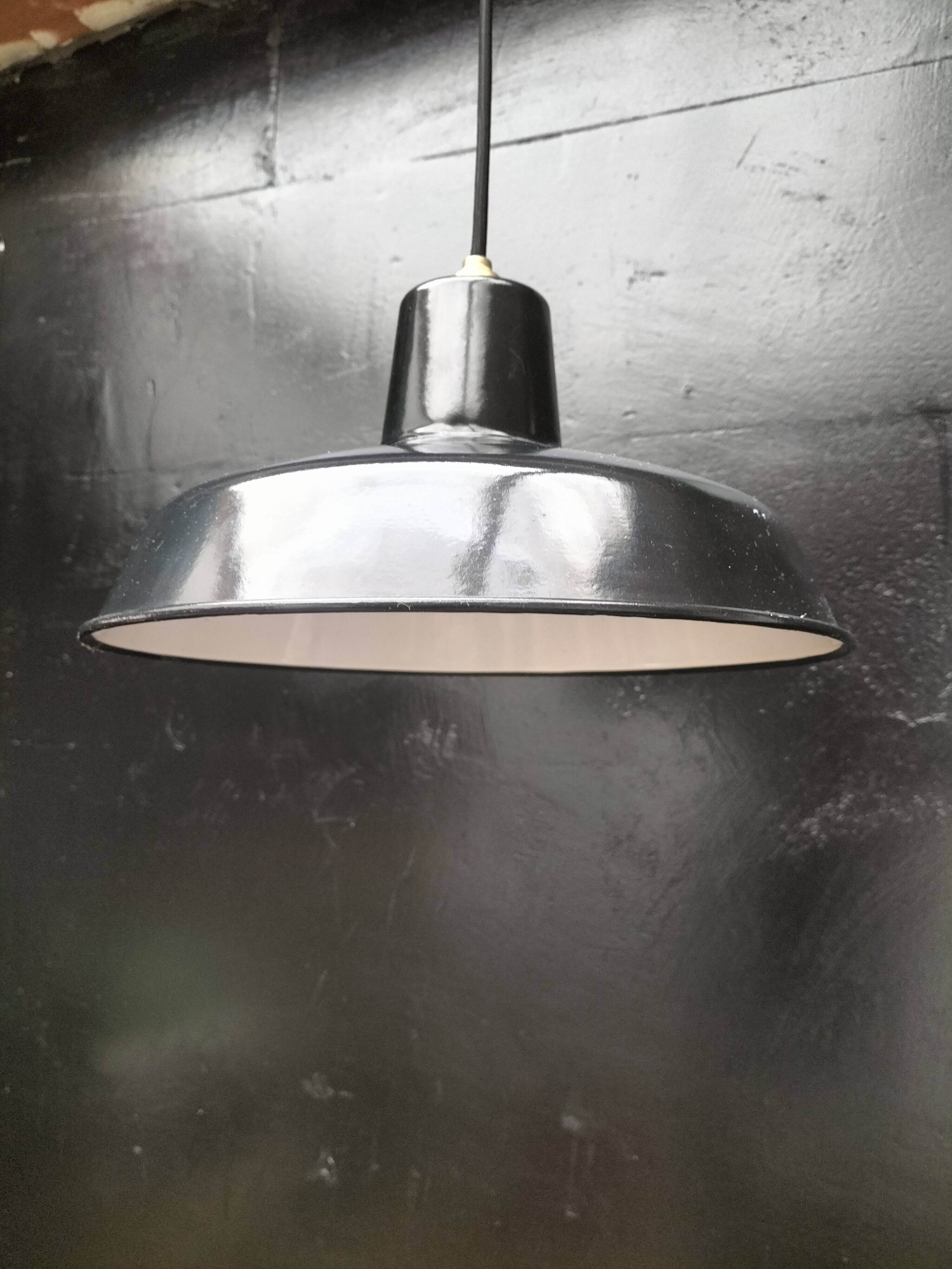Enamelled sheet metal pendant light