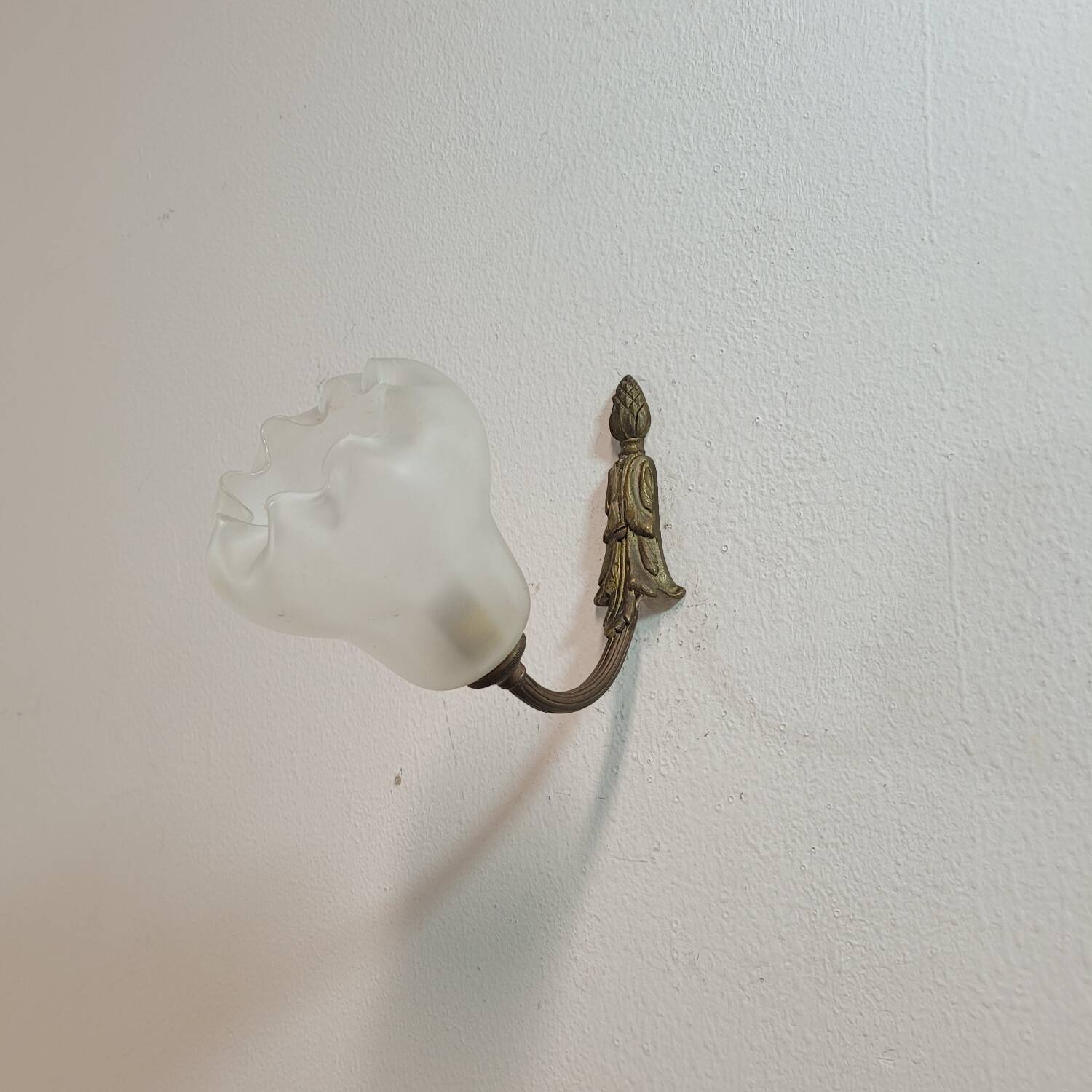 Vintage art deco wall lamp in sandblasted glass and brass