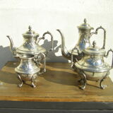 Service quatre pièces thé/café ancien en métal argenté, décor style Louis XVl