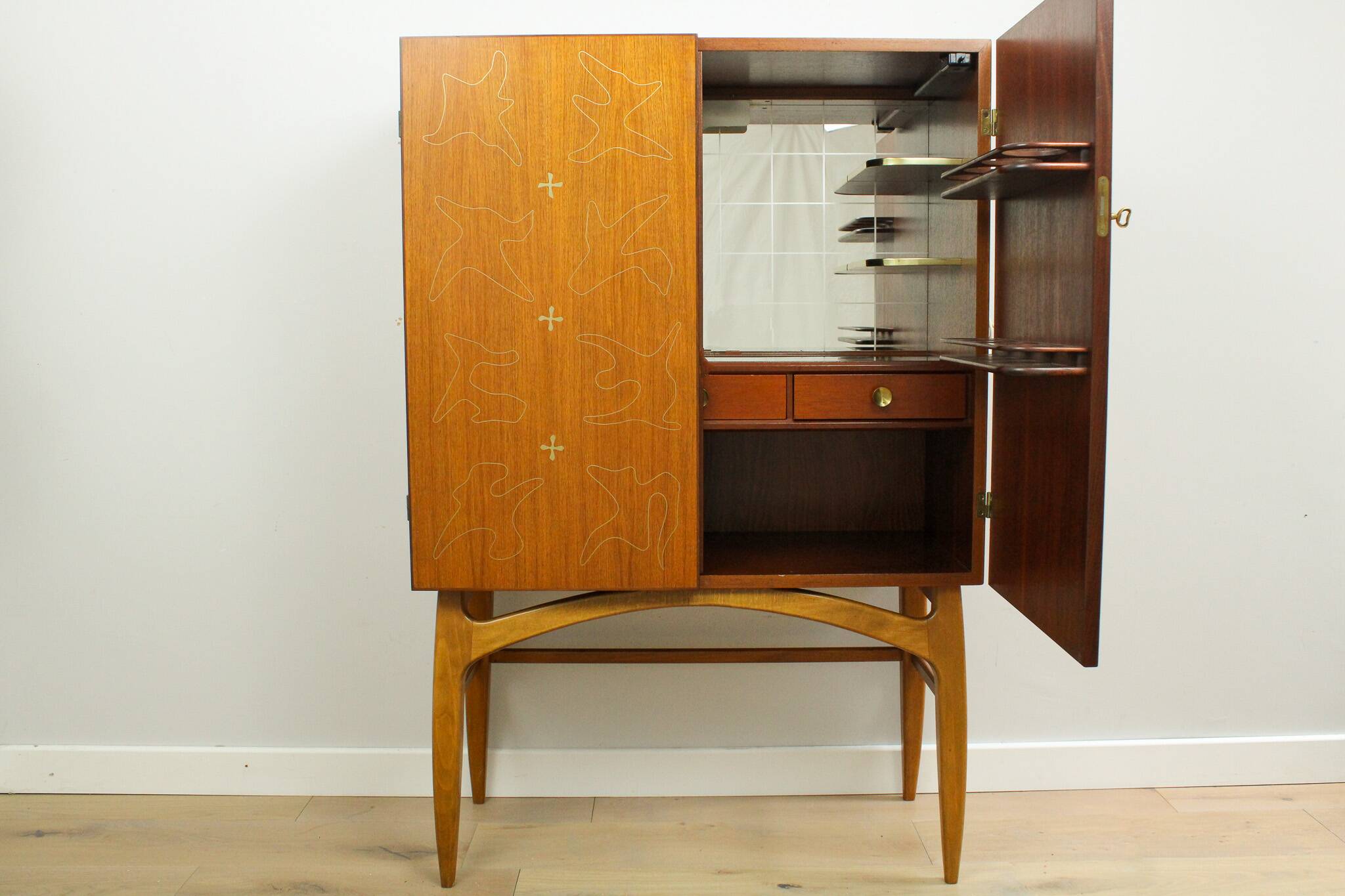 Rare armoire à cocktails/boissons vintage du milieu du siècle par AB Forenade Mobelfabrik