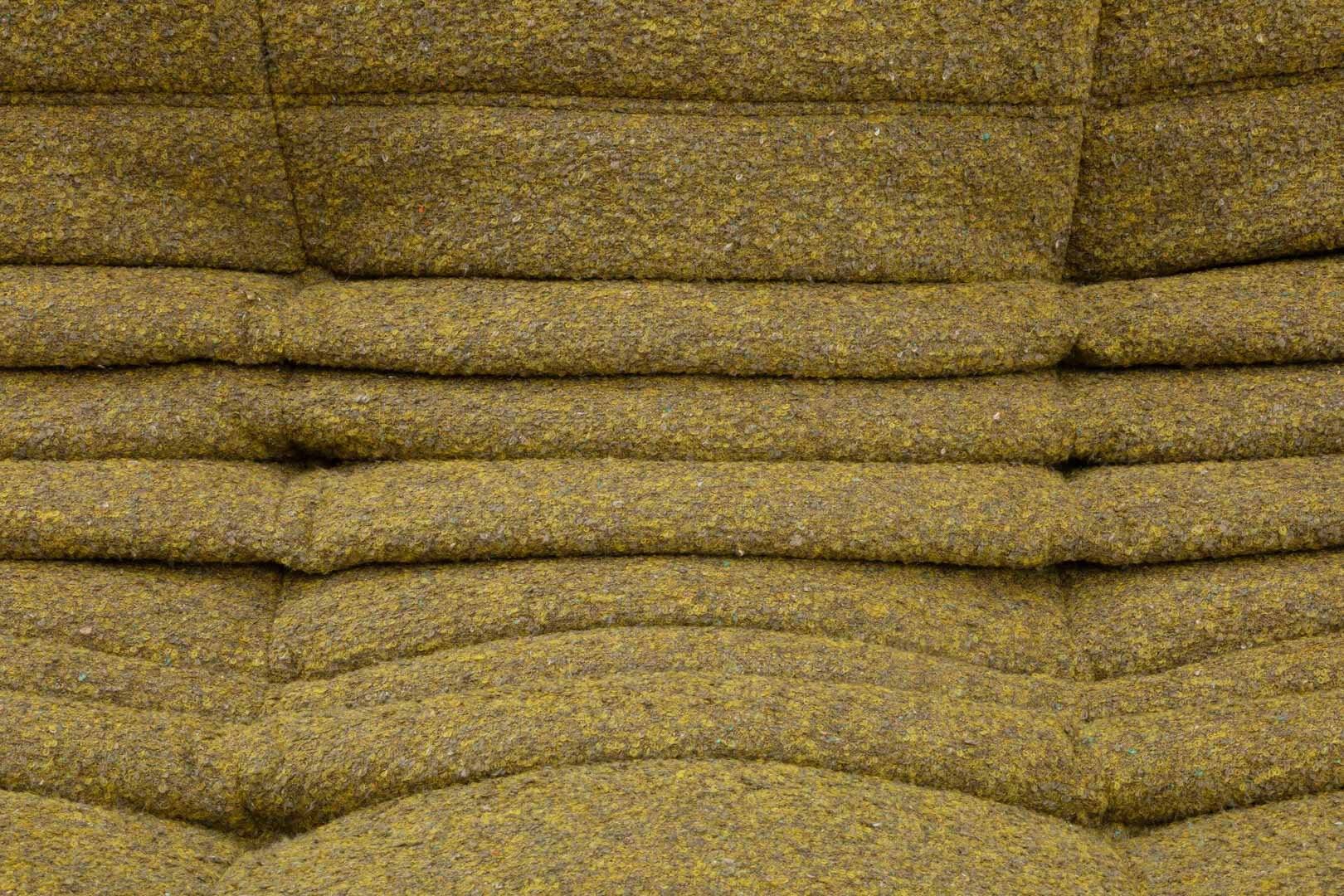 Canapé trois places Togo en bouclé olive par Michel Ducaroy pour Ligne Roset