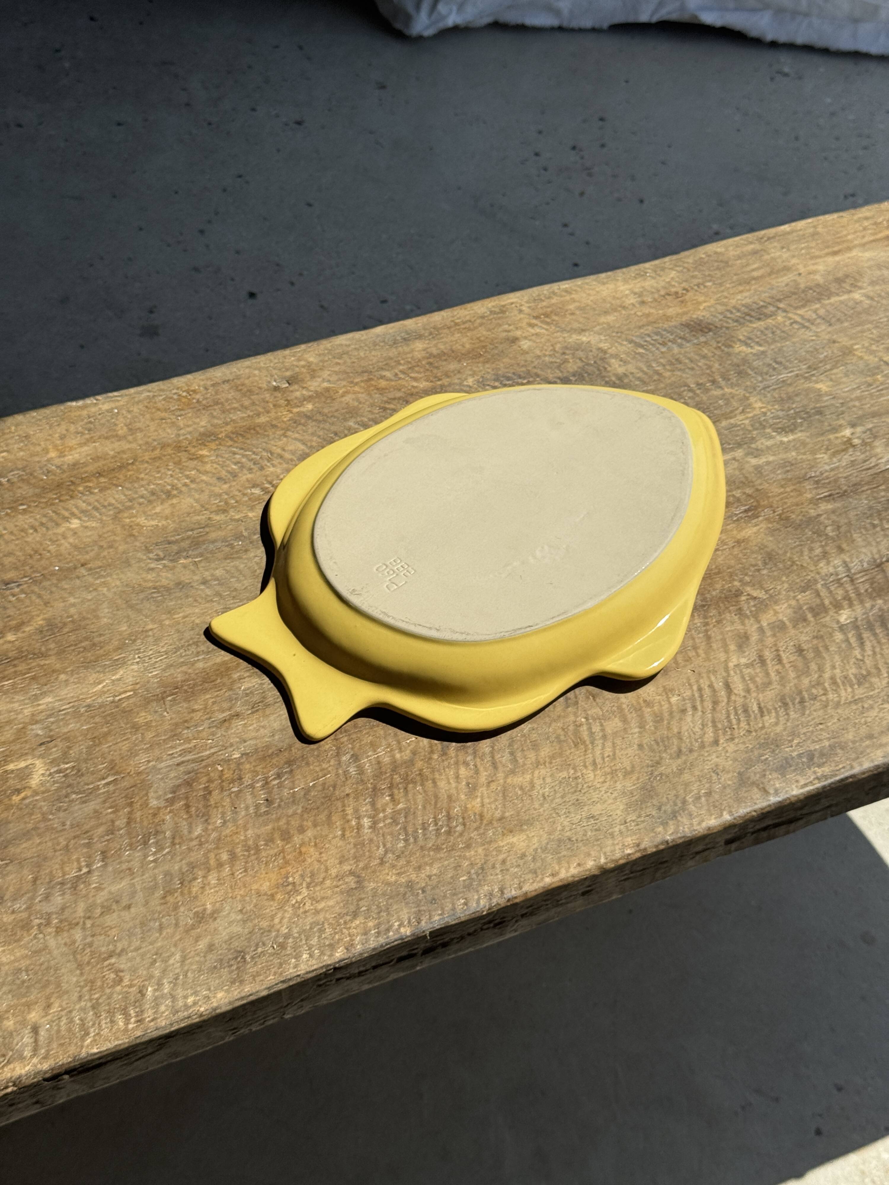 Yellow fish-shaped dish L38