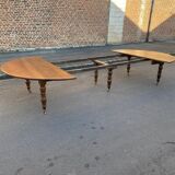 Walnut table period XIXth diameter 194 cm