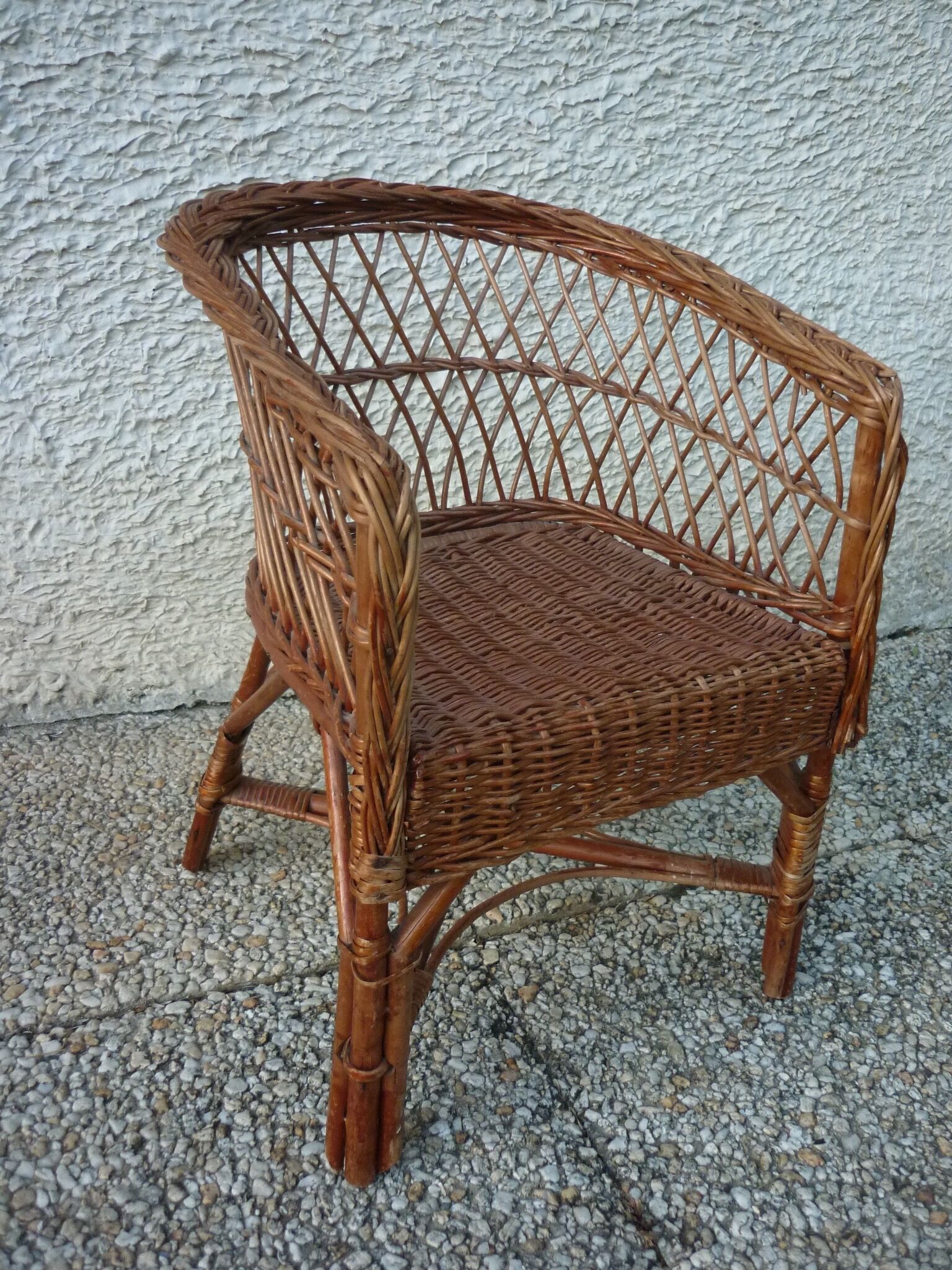 Fauteuil corbeille enfant en osier tressé vintage