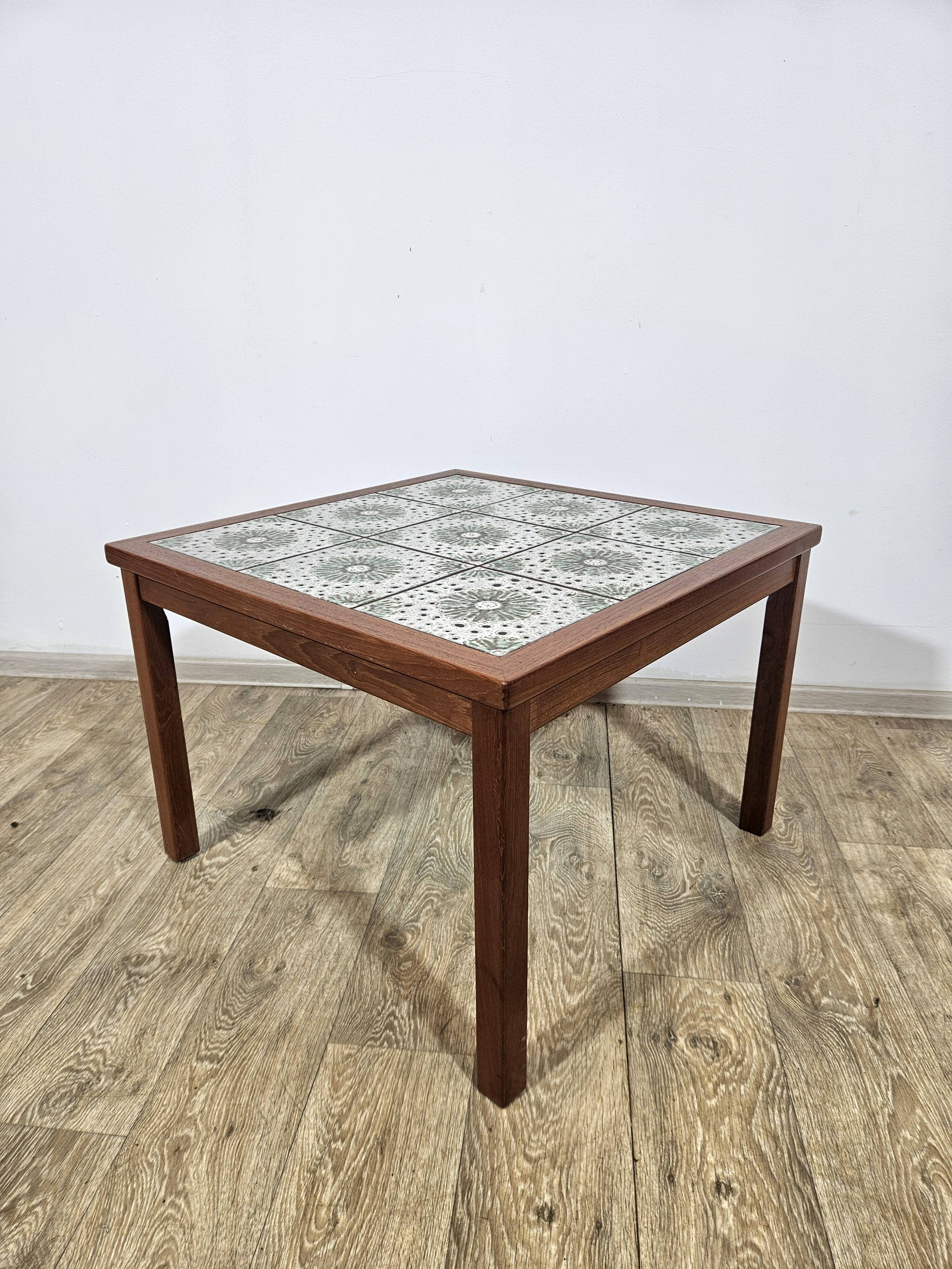 Table en teck avec céramiques, Danemark, années 1960.
