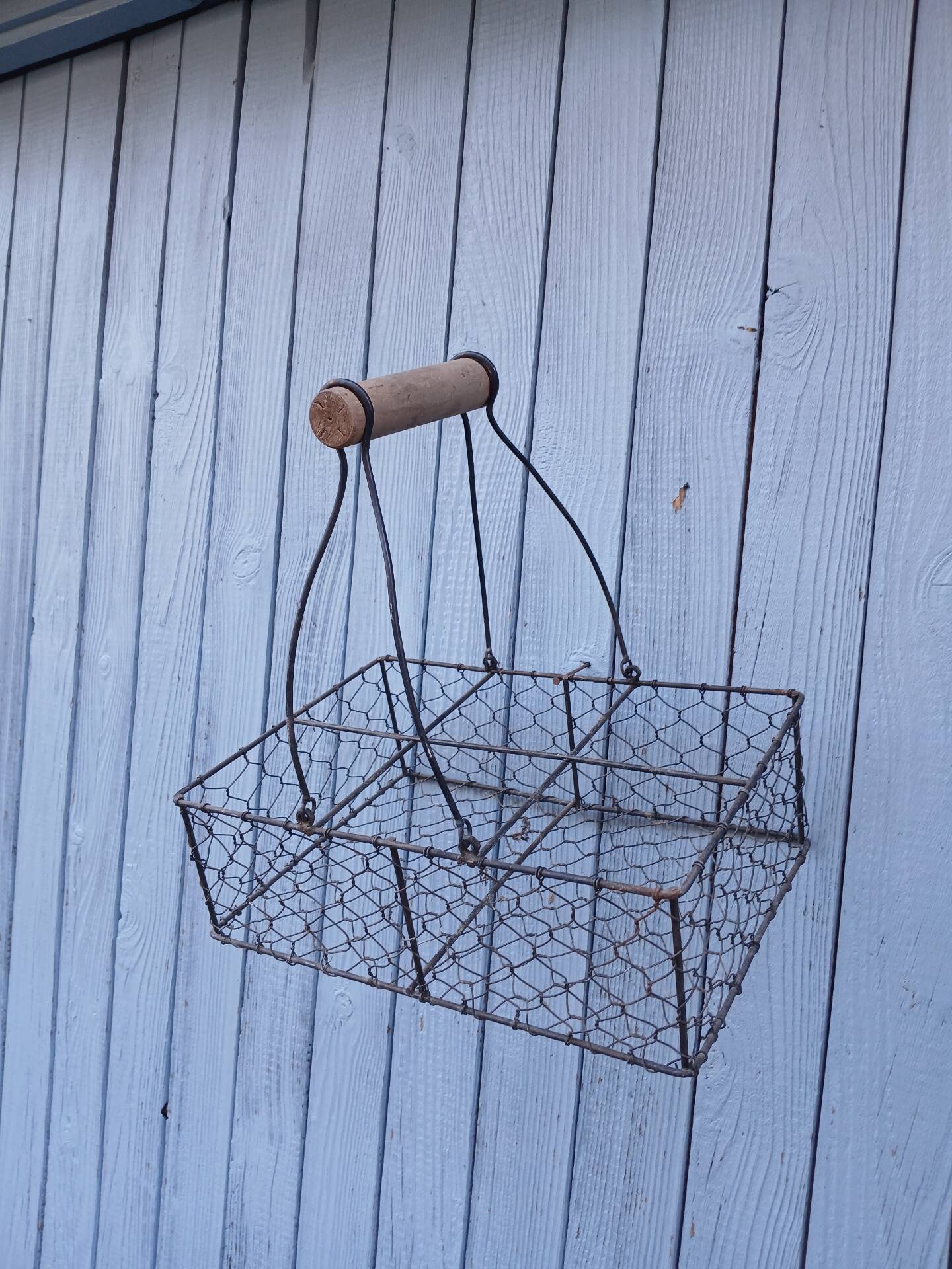 Wire mesh basket