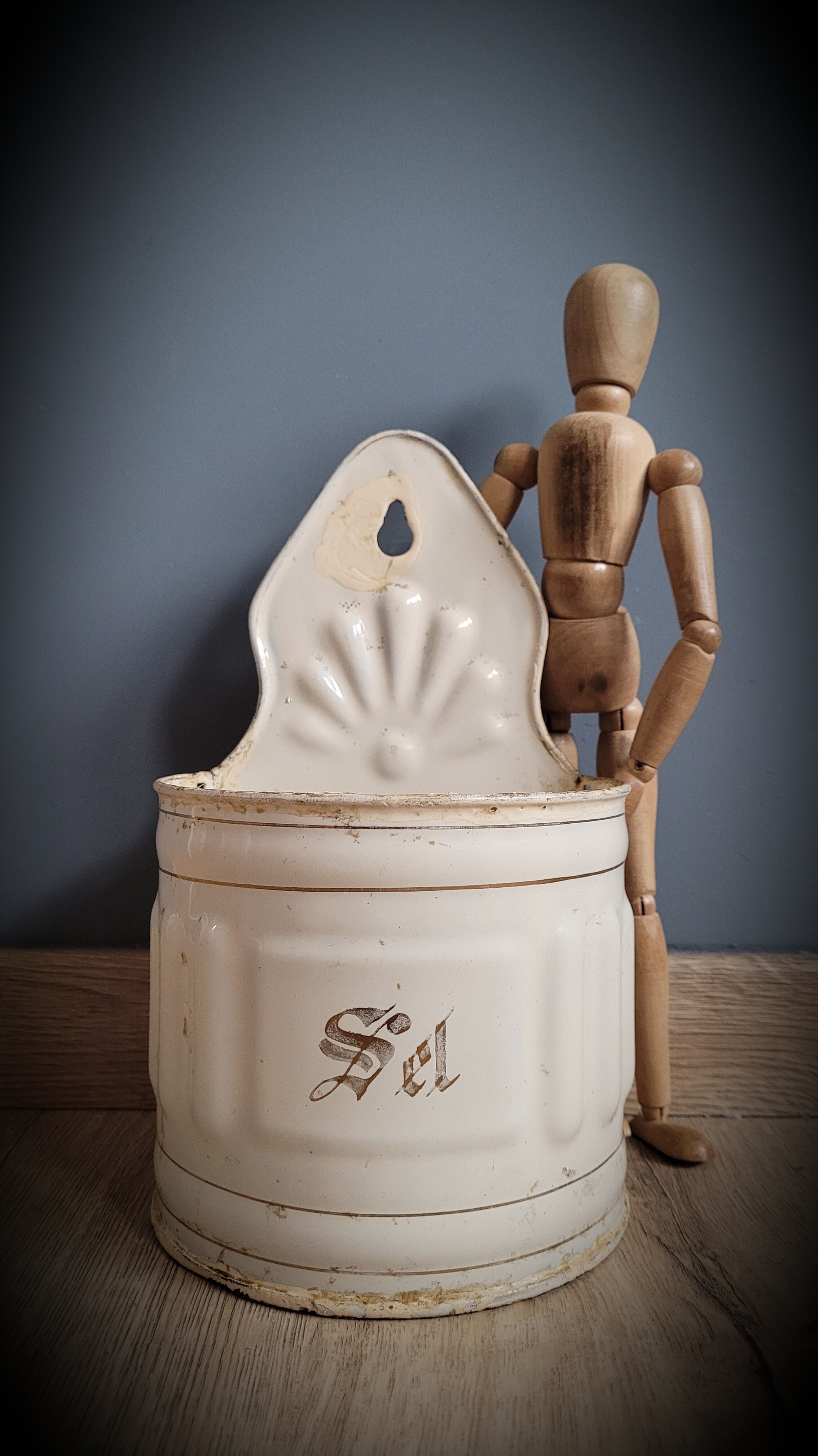 Salt enamelled pot