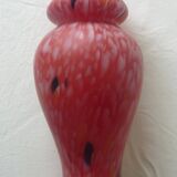 Ancien vase en pate de verre à fond rouge moucheté blanc, bleue et orange