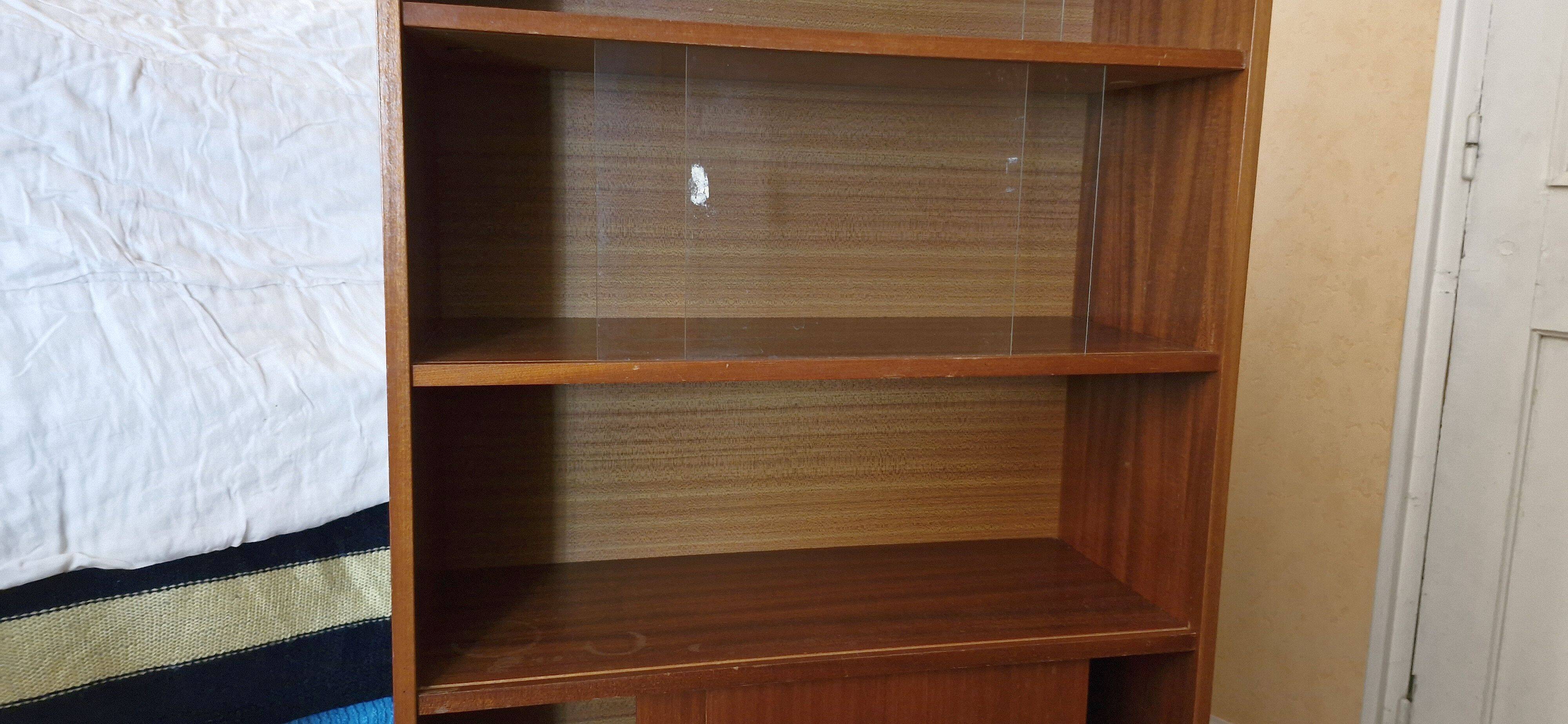 Vintage: Wooden display cabinet with 5 shelves, 4 metal legs.