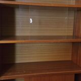 Vintage: Wooden display cabinet with 5 shelves, 4 metal legs.