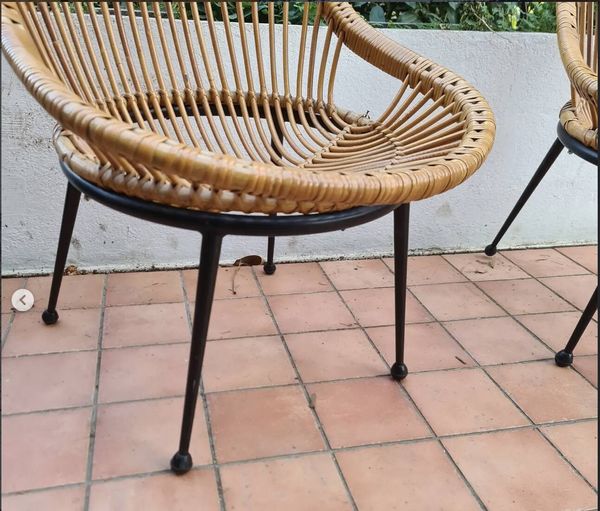 Paire de fauteuils corbeille rotin & métal noir – Vintage circa 1970