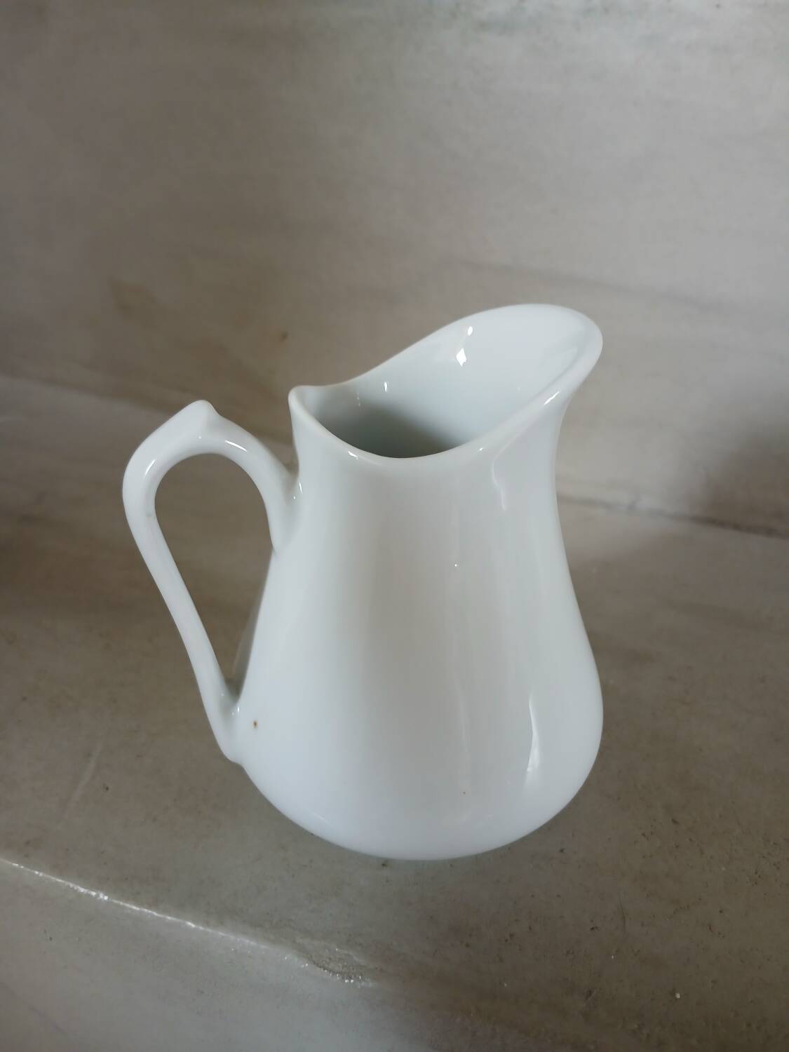 2 petits pichets en porcelaine blanche