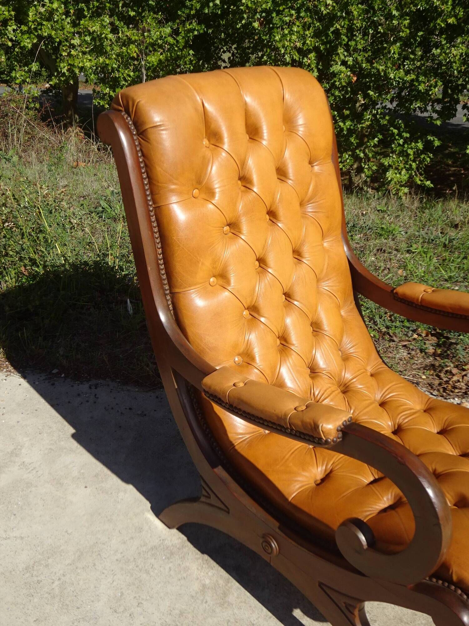 Fauteuils en bois et cuir capitonné, les 2