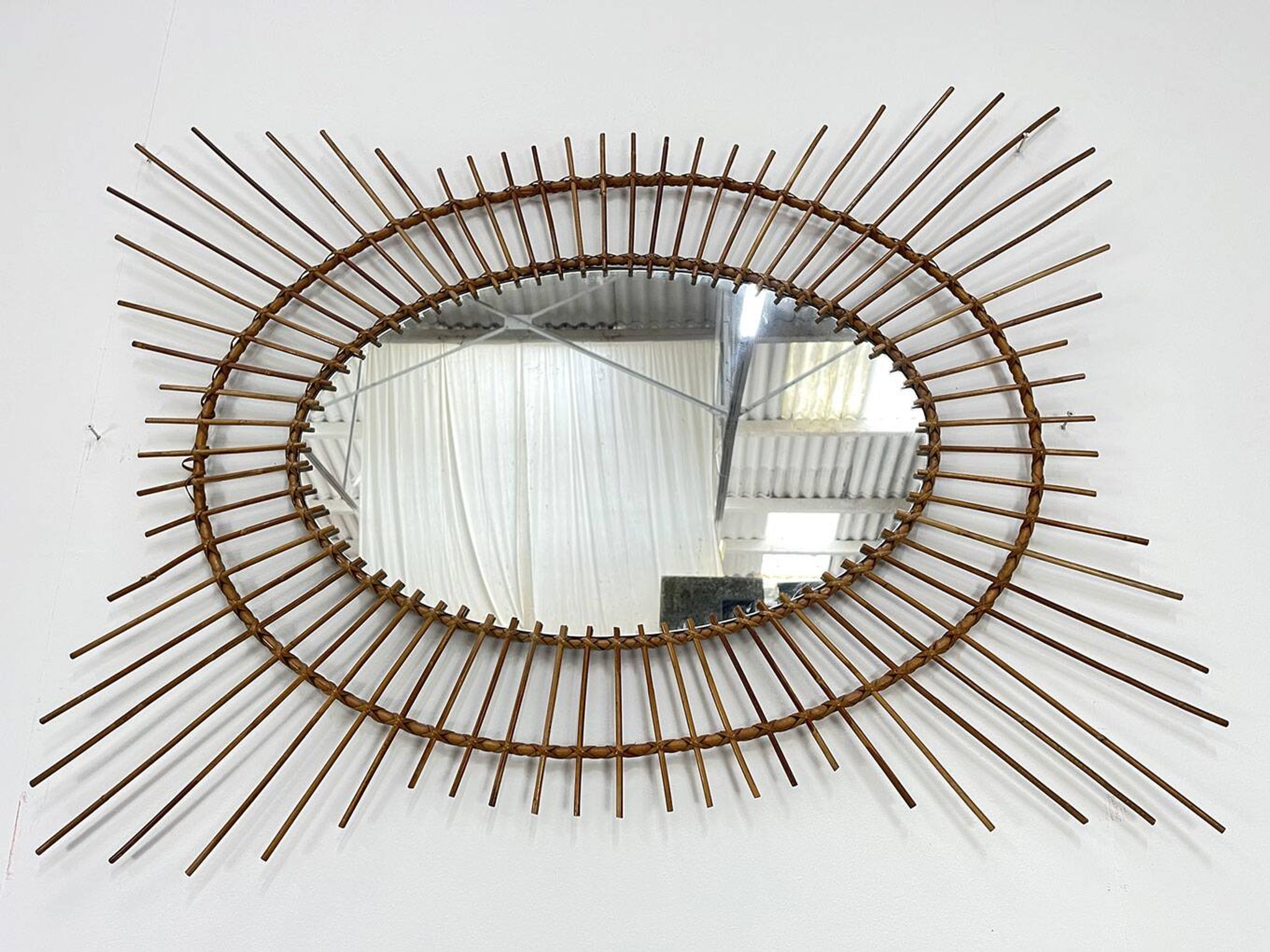 Grand miroir soleil en rotin 1960