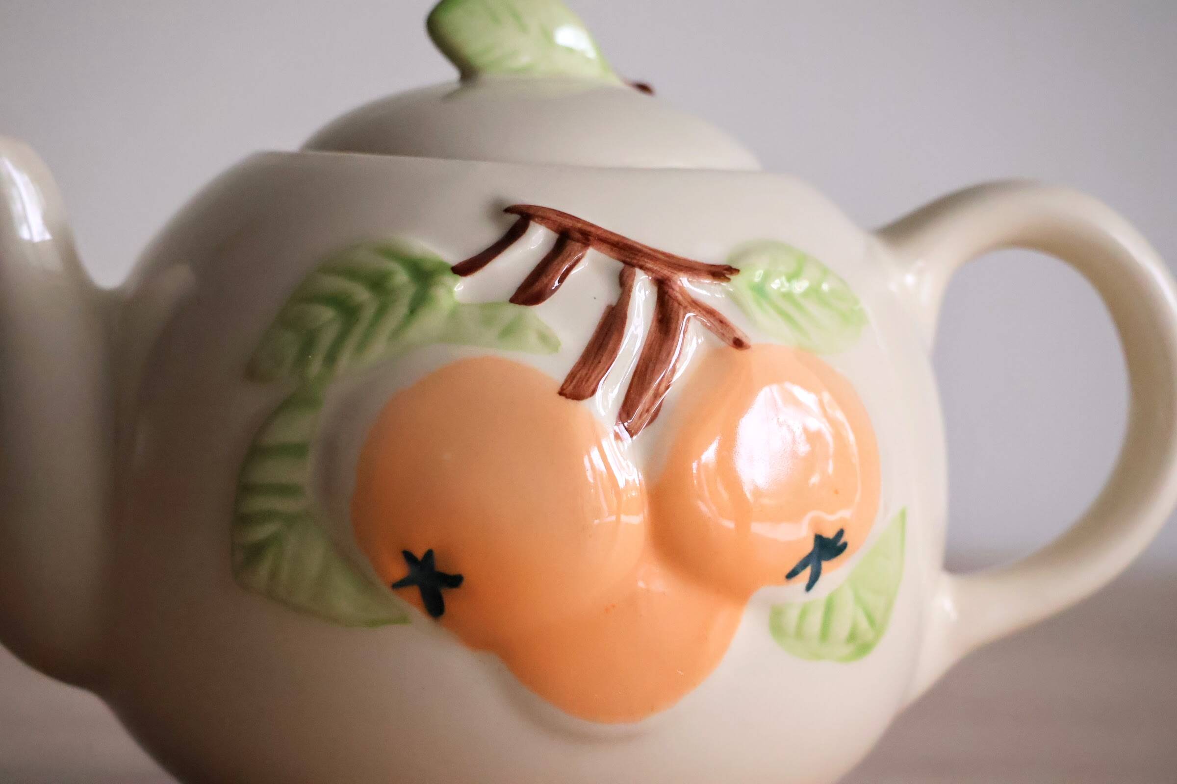 Slush teapot with embossed fruit decoration