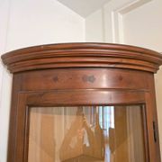 Vitrine d’encoignure ancienne en bois marqueté — Travail début XXe