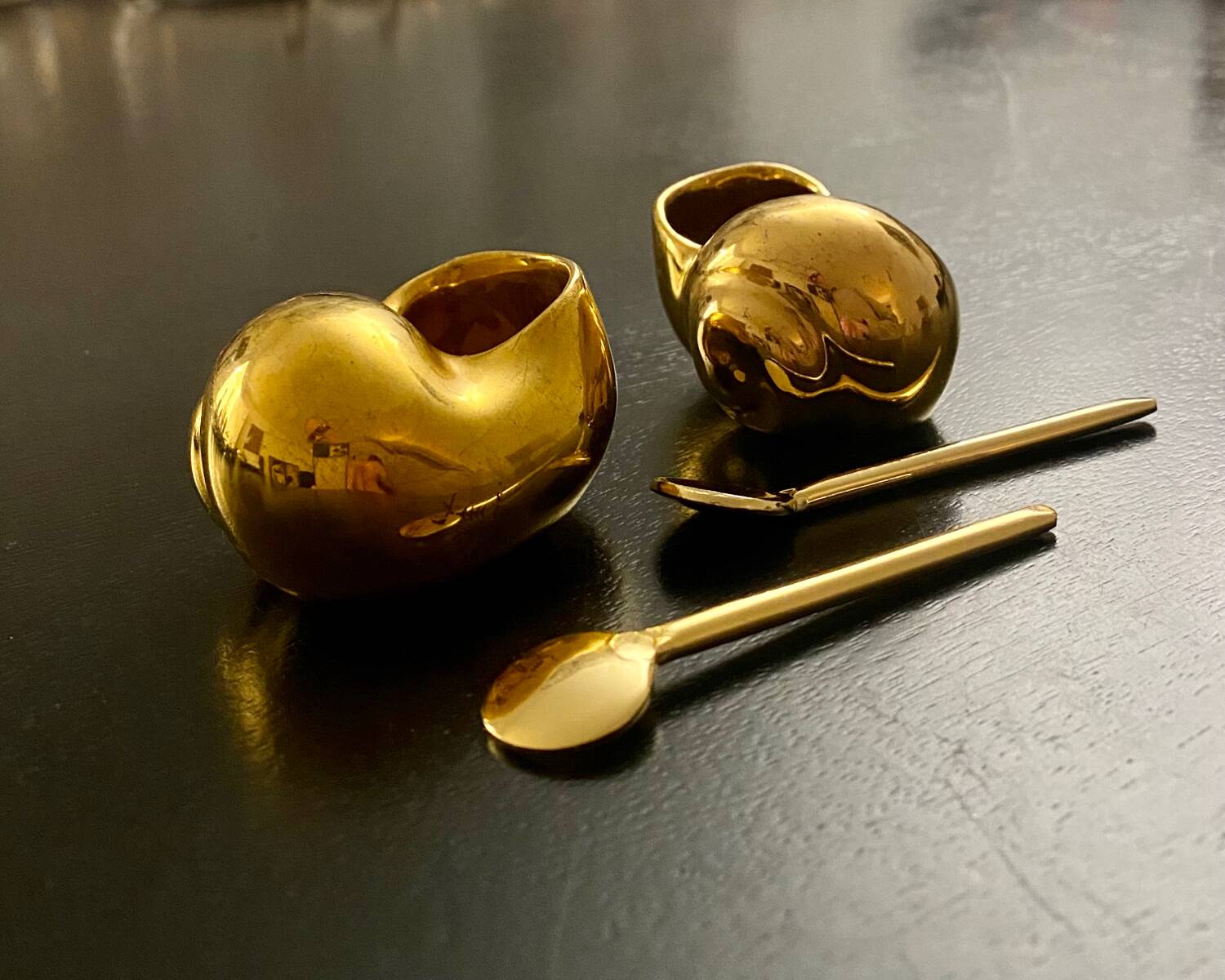 2 Snail-shaped salt pots in gold-colored porcelain