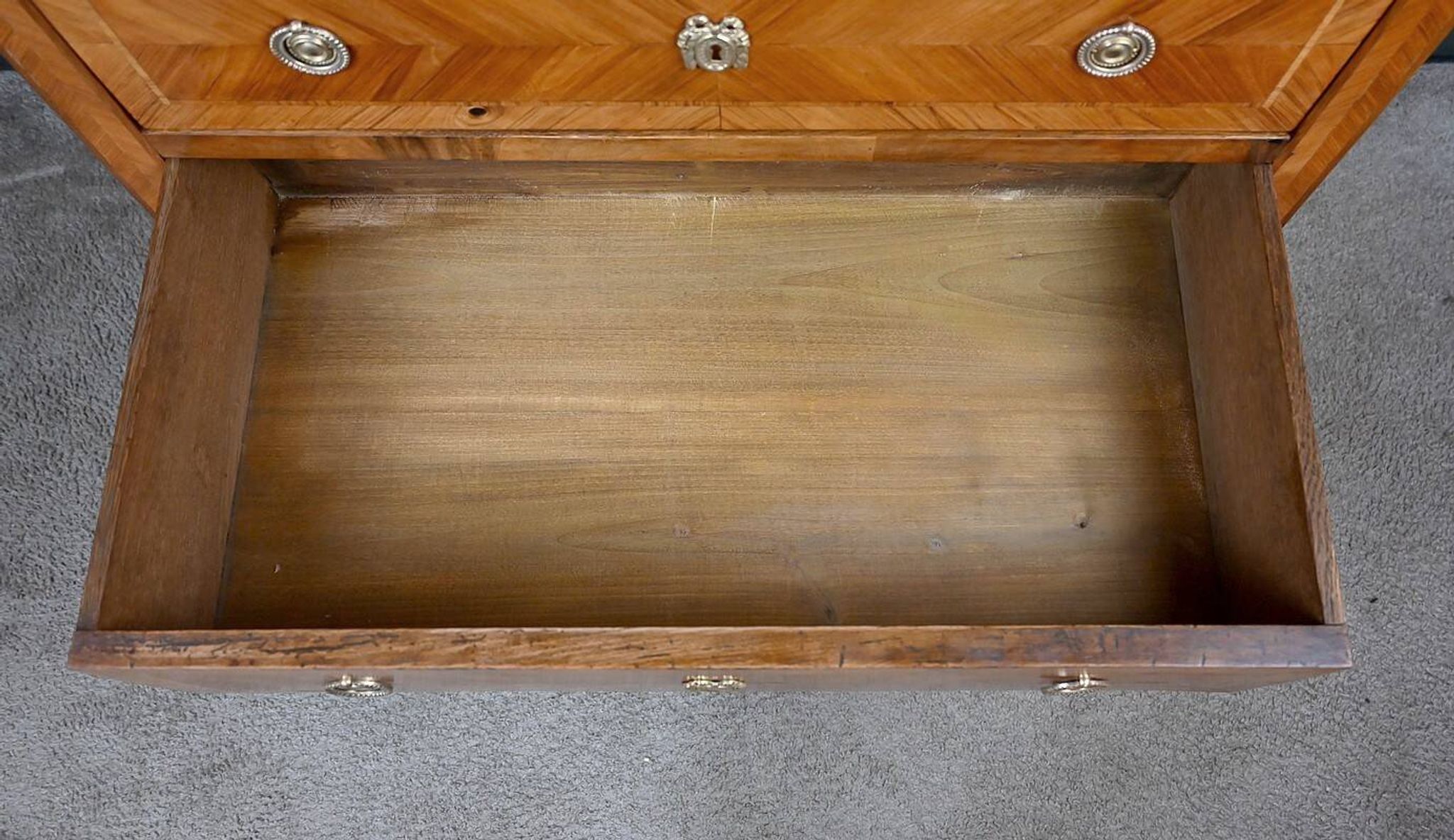 Commode Sauteuse en Marqueterie, Style Louis XVI – 1re partie XXe