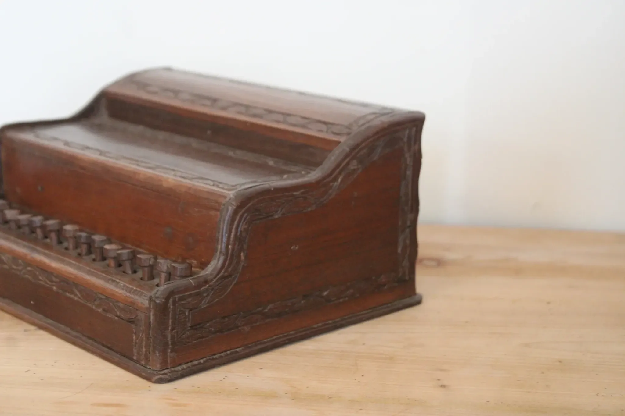Antique carved wooden cigarette box – Functional push-button dispenser