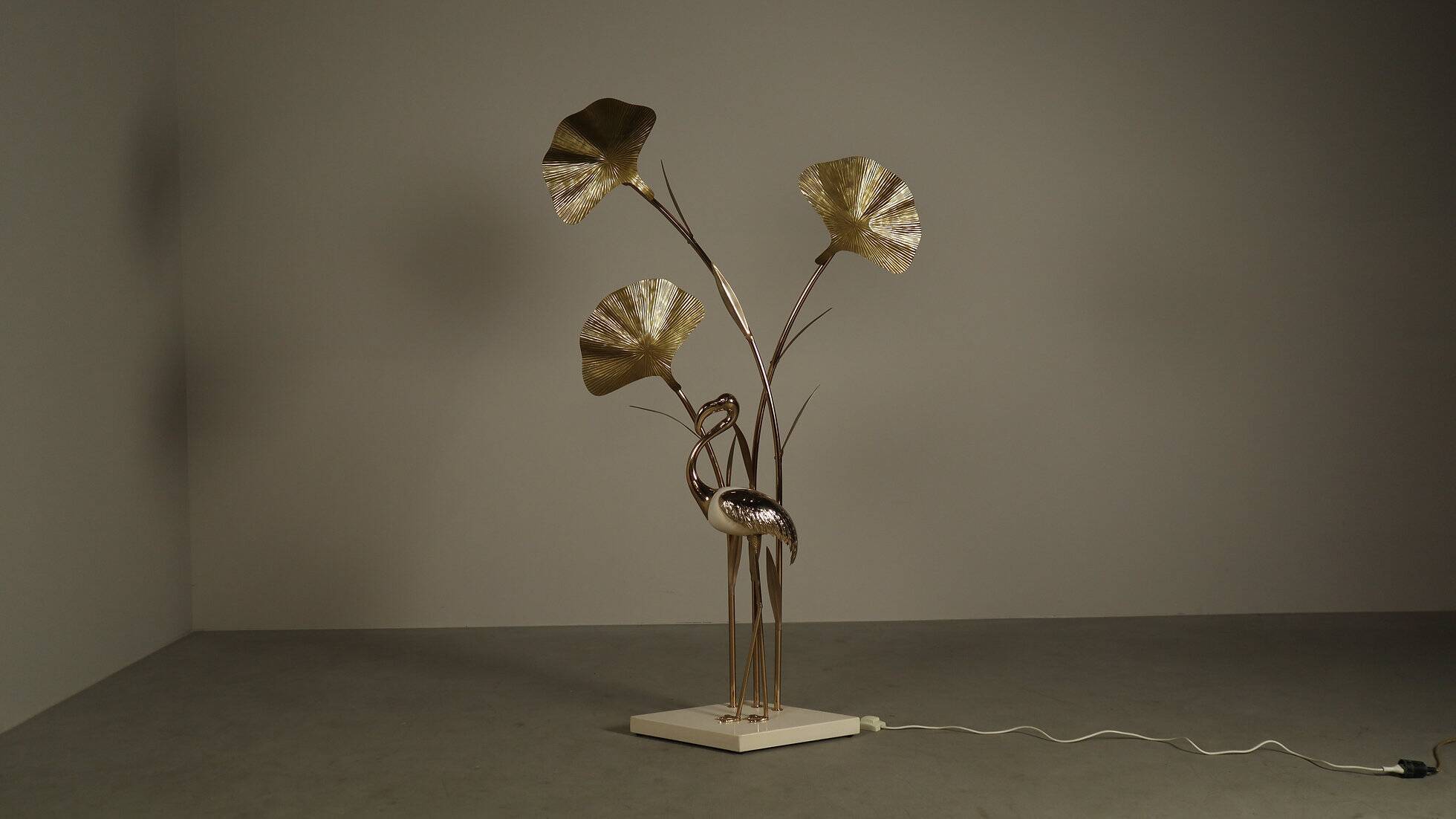 Grand lampadaire en laiton en forme de flamant rose, orné de feuilles de ginkgo sculptées, années 1970