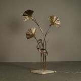 Grand lampadaire en laiton en forme de flamant rose, orné de feuilles de ginkgo sculptées, années 1970