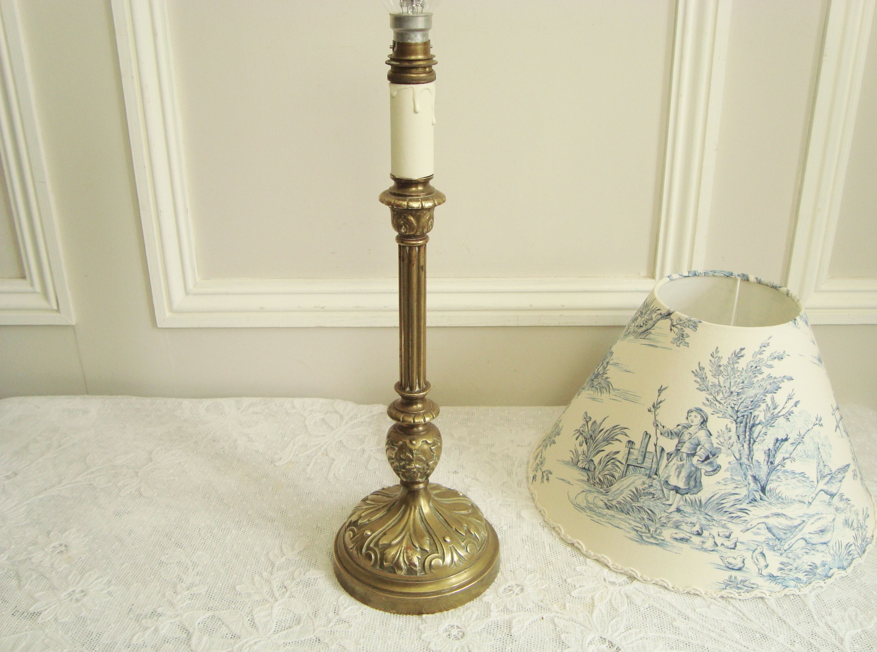Ancient bronze lamp with its blue Jouy canvas lampshade