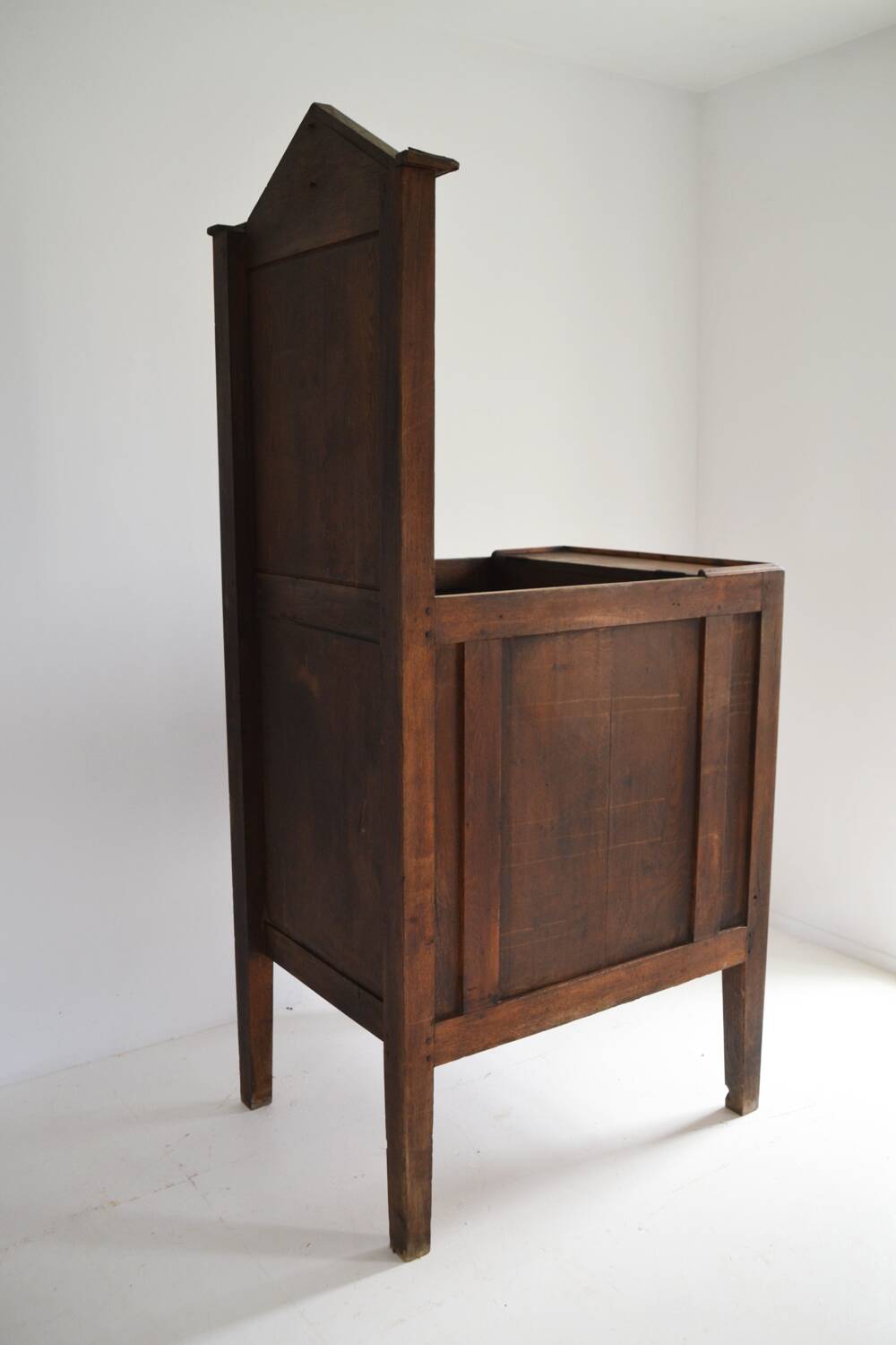 Religious cathedra in oak