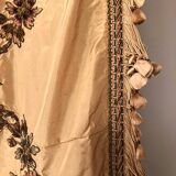 Bedspread converted into silk door with rich decorations embroidered in cinnamon, nineteenth