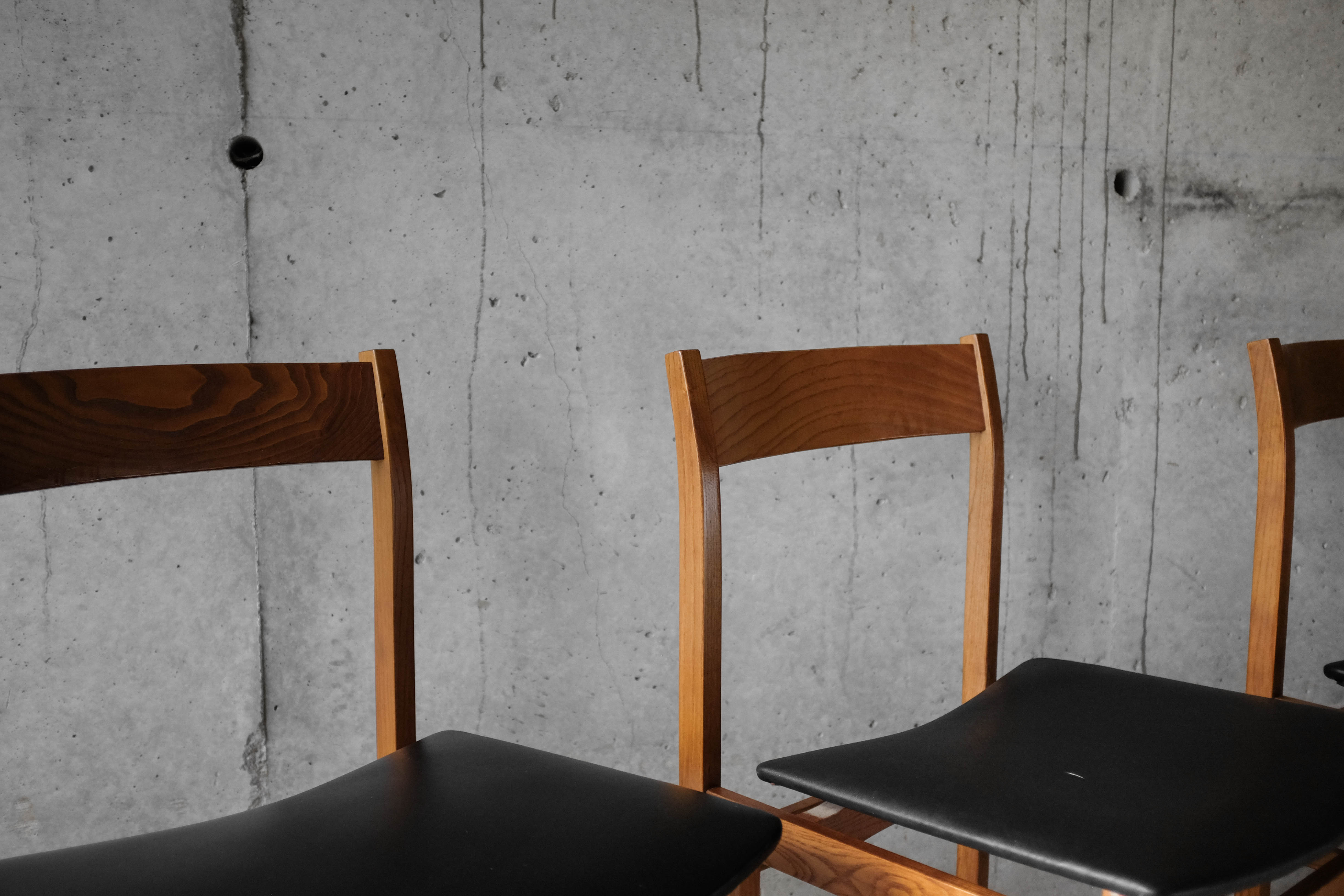 Table and 4 chairs 60