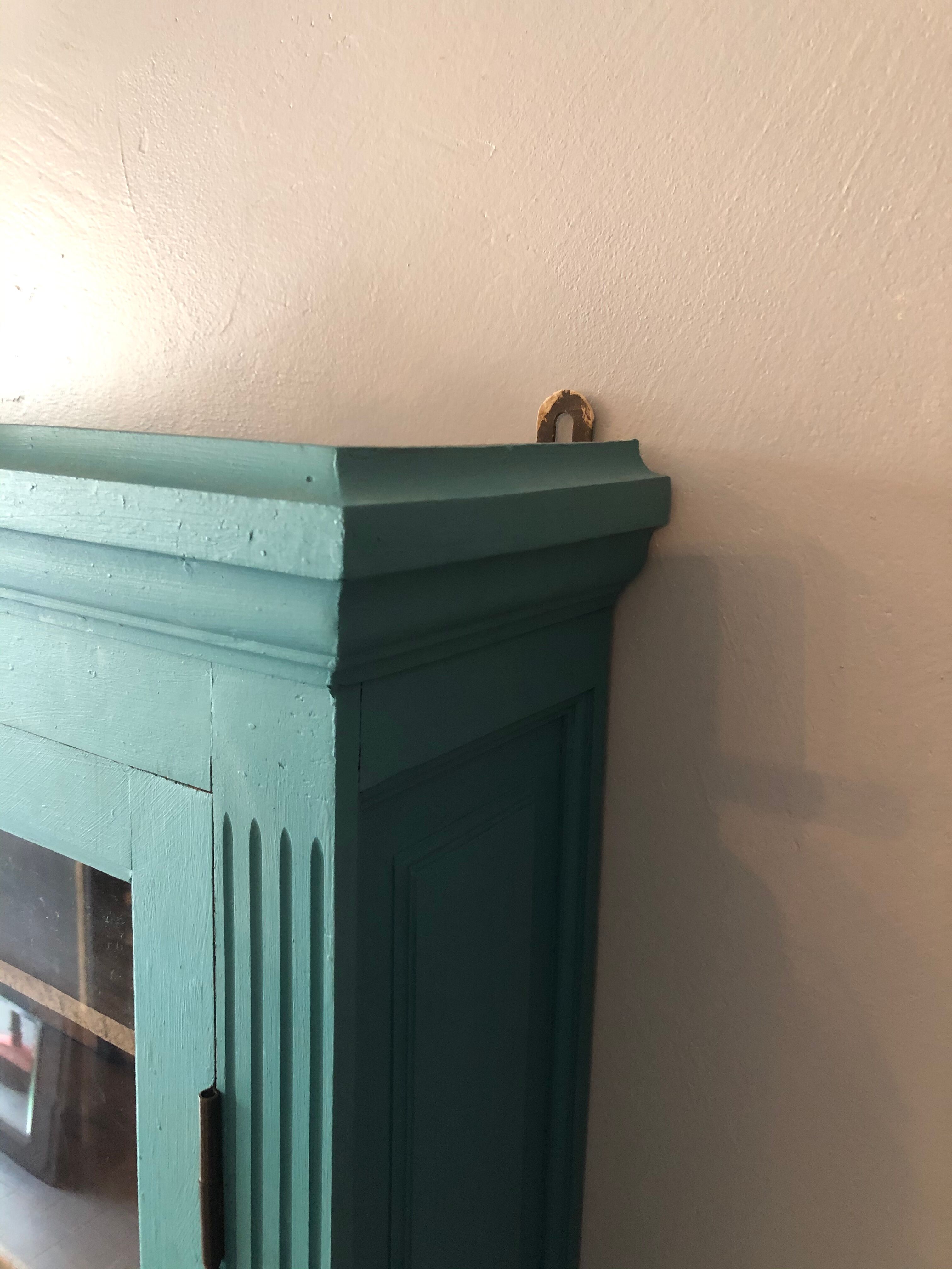 Showcase to be placed or hung