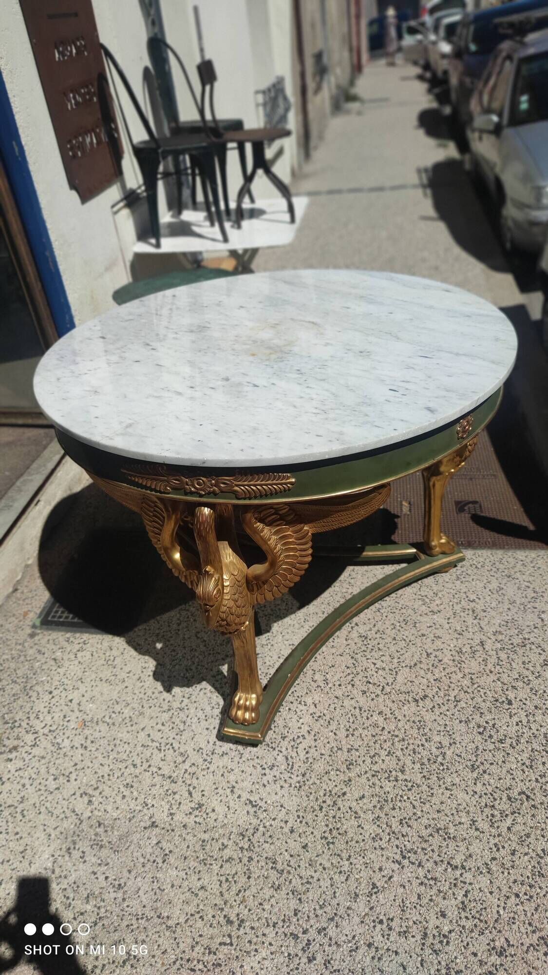 Table de milieu d'apparat en bois peint, doré et marbre carrare blanc