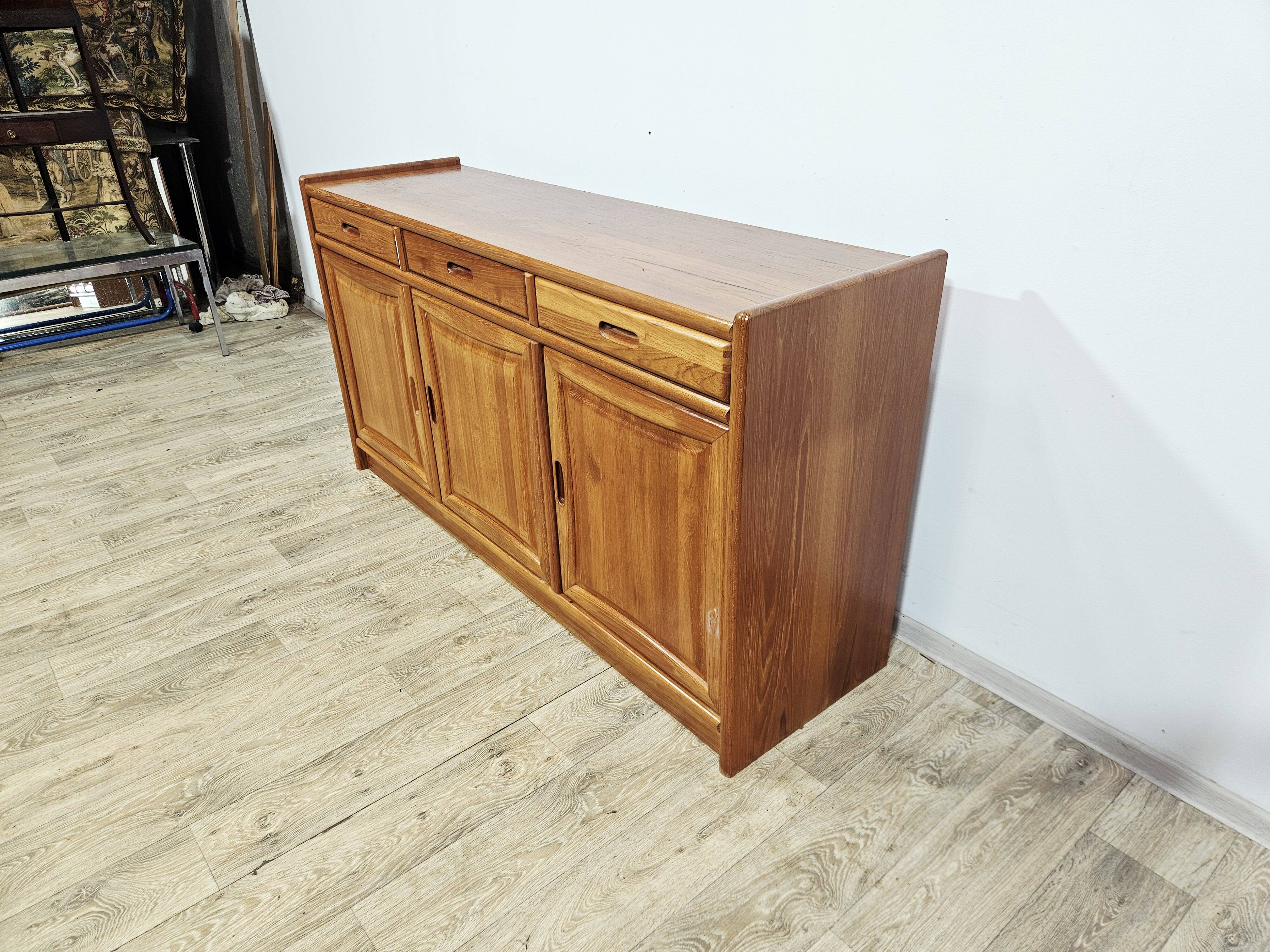 Buffet danois moderne Dyrlund Dania en teck, années 1980