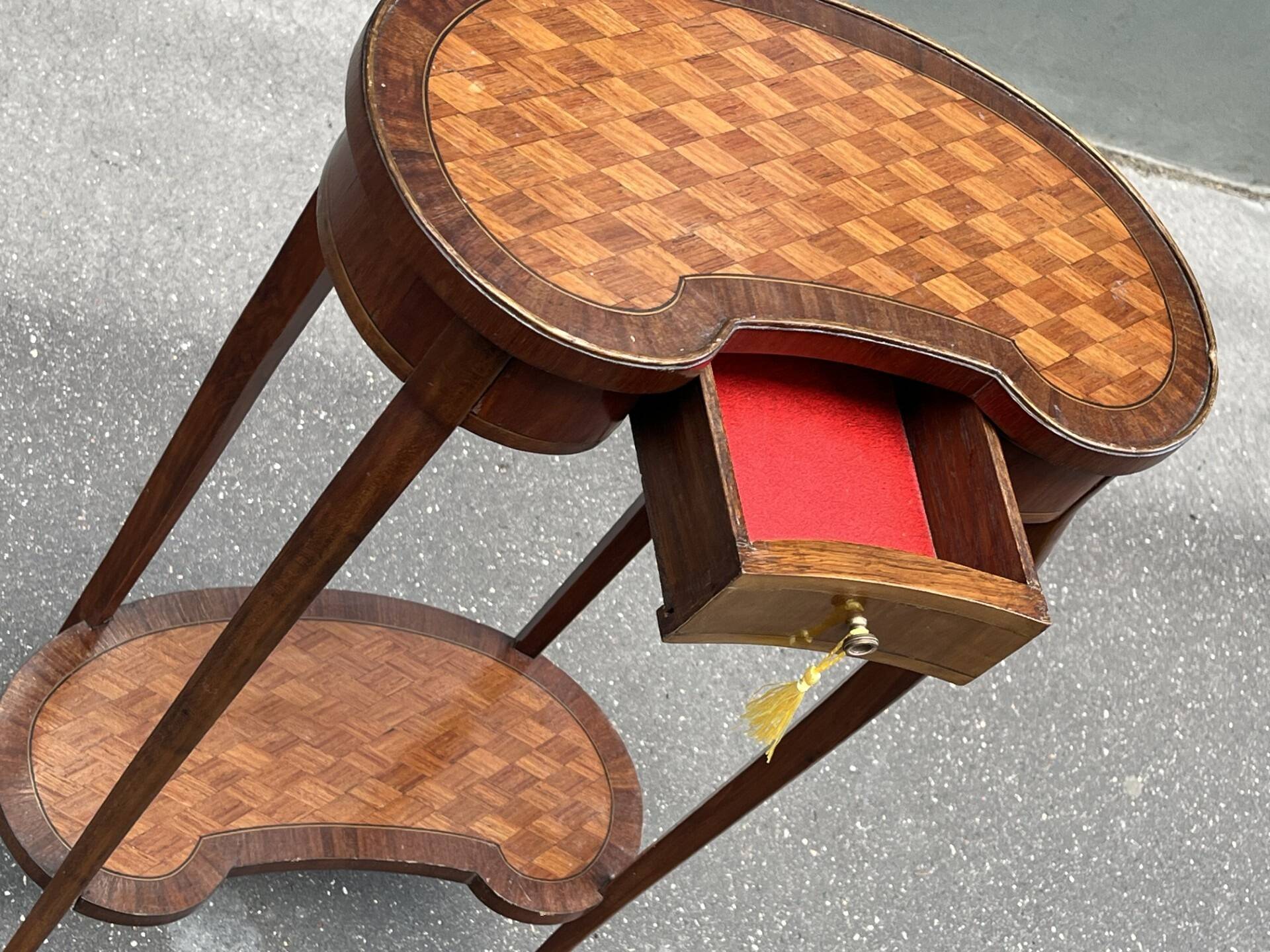 Table d'appoint néoclassique ancienne
