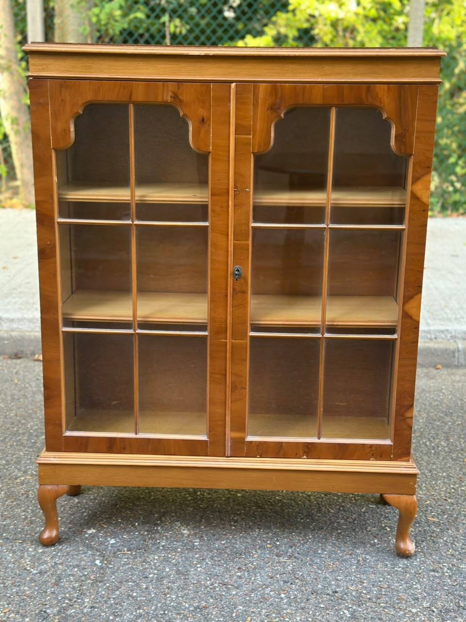Chippendale display cabinet in wood, English Queen Anne dresser bookcase from 1960.