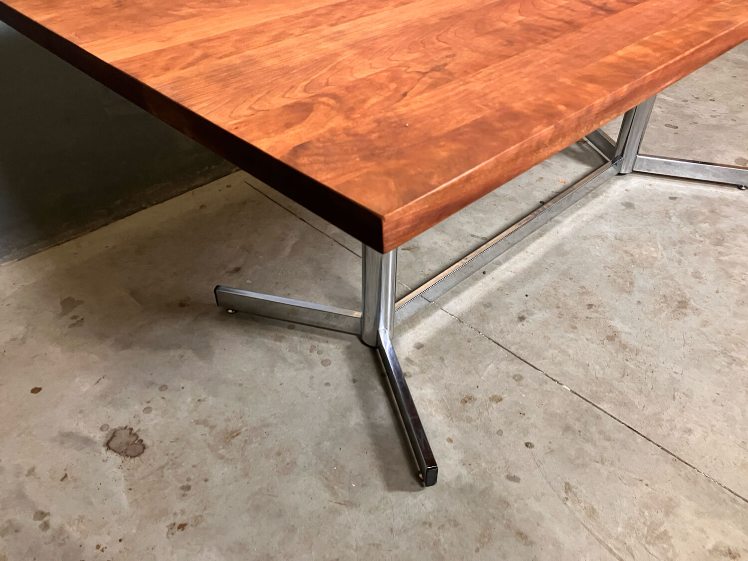 Table de salle à manger vintage chromée en merisier massif de style industriel